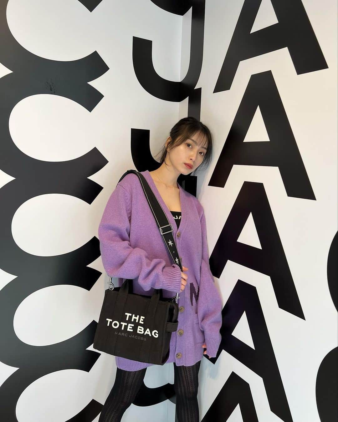 永井理子さんのインスタグラム写真 - (永井理子Instagram)「表参道でPOPUPしている @marcjacobsjapan に行ってきました！ THE TOTE BAGのストラップ★になってるの💫  お洋服も全身MARC JACOBS💜  #thetotebag #marcjacobs」2月6日 19時35分 - riko_1221