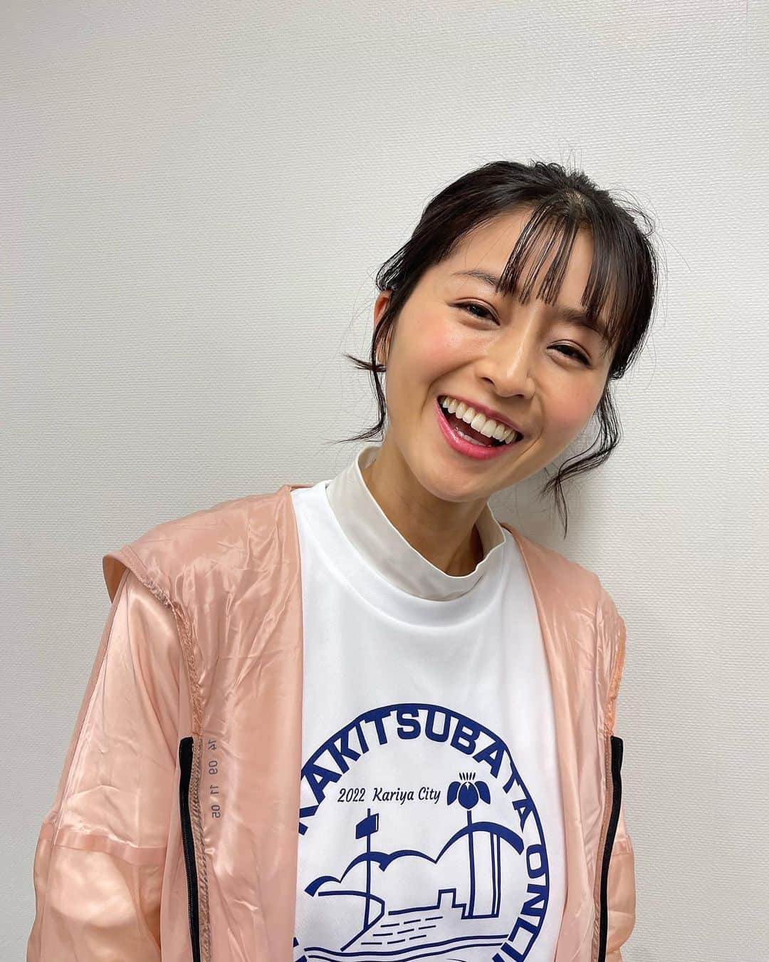 鈴木ちなみさんのインスタグラム写真 - (鈴木ちなみInstagram)「昨日は刈谷市の かきつばたマラソン大会の イベントにお邪魔しました🏃🏻‍♀️💖 今回はオンライン開催でしたが 久しぶりのイベントとても楽しかったです💓  一緒に登壇させていただいた糟谷さんの ランニングクリニックで 準備運動を教わったんですが 肩周りはポカポカ、足もしっかりストレッチが加わって軽くなりました❣️(今日もやろう！と思ったのにまだ出来ていません😅笑)  待ち時間には糟谷さんと育児話で盛り上がりました👶🏻🍼  今はまだ家事・育児に終われていますが ランニング熱高まってます🏃🏻‍♀️🔥🔥」2月7日 14時19分 - chinami_suzuki0926