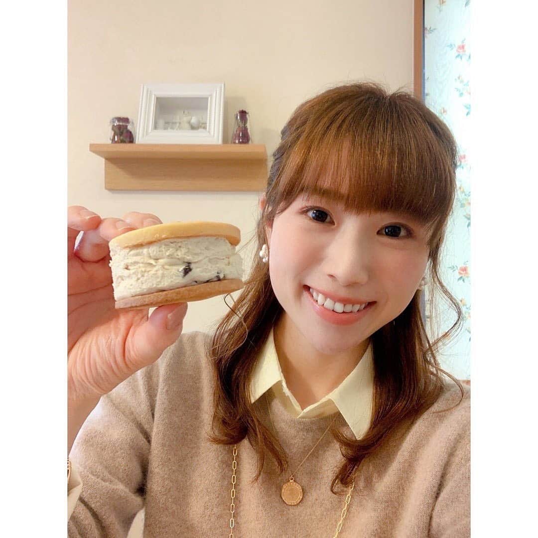 緒方桃子さんのインスタグラム写真 - (緒方桃子Instagram)「* こんばんは^_^ もうすぐバレンタインですね💕 吉田カフェさん ( @yoshida.cafe ) のお菓子が美味しかったのでご紹介✨  ○黒糖ラムレーズンのバターサンドクッキー さくさくほろほろの程よい食感のクッキーです✨ 滑らかなバターの口溶け。バターの優しい甘味とコク。ラムレーズンの香りが広がります。バターはくどくなくていくらでも食べられそう☺️  チョコレートは左から ○しっとり滑らかな生チョコ →少し塩味も感じました(気のせい？) ○赤いハートのチョコレート →甘酸っぱいビターな味わい✨ ○ザクザクのミルクチョコレート  チョコは タビーコーヒーさん( @tabby.coffee )か @wakaseitai さんの自販機で 購入出来るそうです✨ ご予約優先でお渡しは2/12〜とのこと😊」2月7日 18時19分 - momokoogata0403