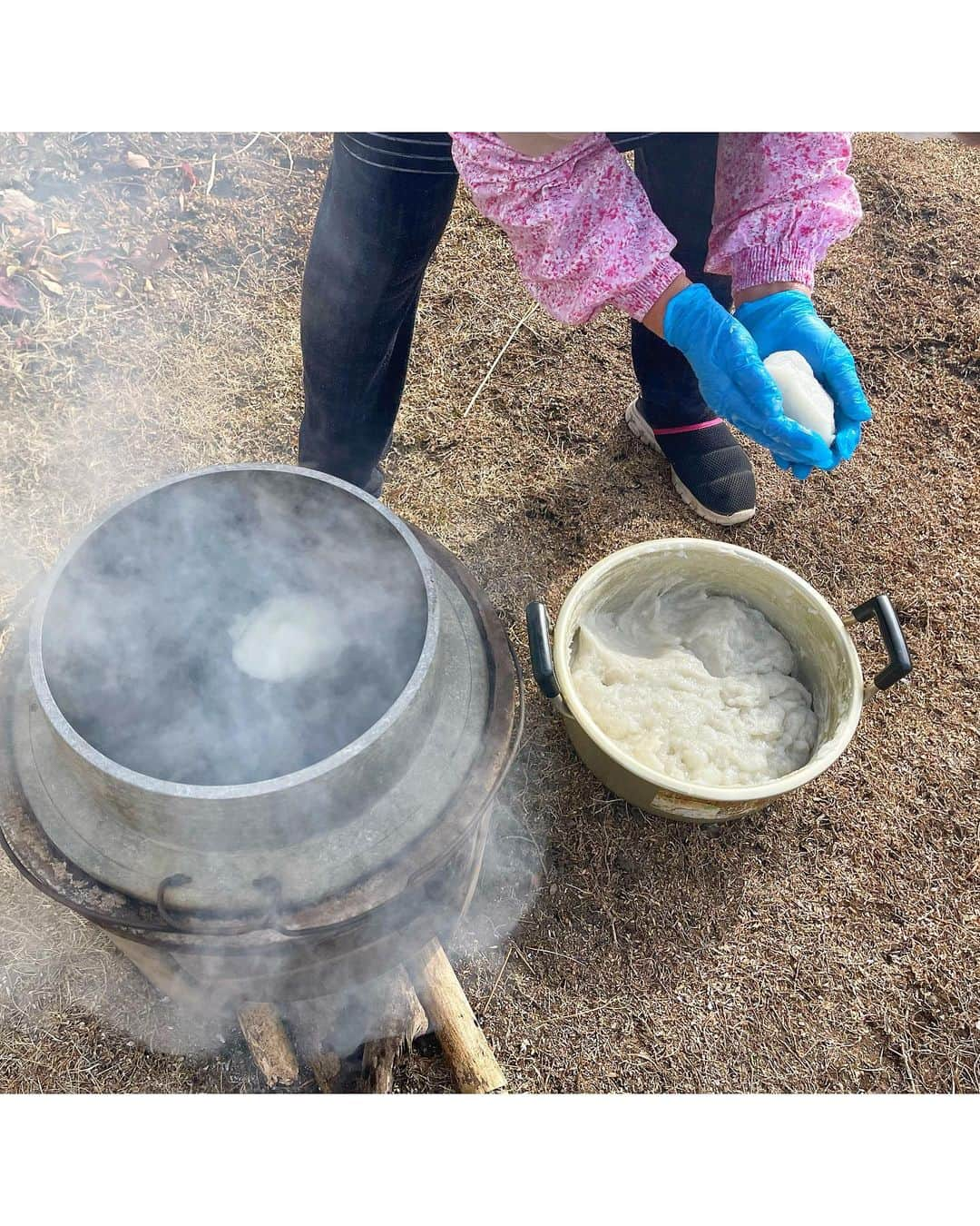 中村明花さんのインスタグラム写真 - (中村明花Instagram)「. 先日、大大大好きな蒟蒻の作り方を教わってきました☺︎ . 幼い頃、両親の実家のある鹿児島に帰る度に曾祖母の作る蒟蒻を食べて育ったので、曾祖母の味がずっと忘れられなくて探し求めていたのですが… . 夫の親戚の方から戴いた手作り蒟蒻がまさにその味その食感で(´°̥̥̥̥̥̥̥̥ω°̥̥̥̥̥̥̥̥｀)感動 . すぐにお願いして作り方を教えてもらいに行ってきました！！ . 大自然の中での蒟蒻作り。…んもぅ本当に最高でした。。。 そして相変わらず夫の家族、親戚の方達の温かさに胸いっぱいになりました♡ （夫の優しさは遺伝だと思う） . 忘れないうちに今月中にはまた作っておさらいします👩‍🍳 . . #最高な日 #私が習っている間は義母が娘と遊んでくれてたよ #畑行って沢山野菜採ってきてた #何度も遊びに行かせてもらってるけど本当に素敵な場所🌿 #娘も自然大好き #蒟蒻芋がすぐ買える群馬に住めてるのも幸せ #蒟蒻作り」2月7日 19時58分 - sayaka_nakamura3