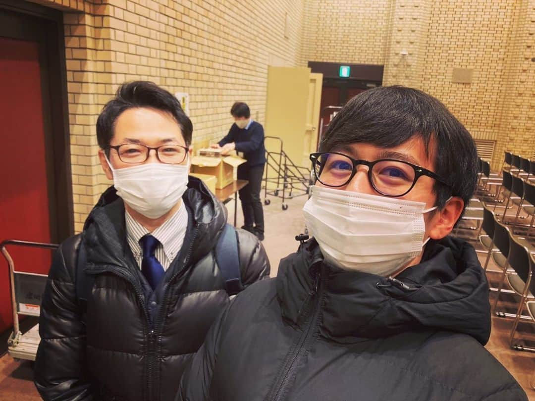 滝澤悠希さんのインスタグラム写真 - (滝澤悠希Instagram)「おととい、 盛岡市中央公民館で行われた、 東日本大震災当時報道に携わっていた、 県内の記者やアナウンサーが参加する討論会を 見に行ってきました。 NHK+県内の民放4局の代表者、合わせて5人が登壇し、 岩手めんこいテレビからは 井上智晶アナウンサーが参加。 「地震発生時、各放送局はどのように対応したか」 「あの日、メディアが伝えきれなかったこと」 「今後、災害報道に何が求められるか」 さまざまなテーマについて意見交換をしていました。  「一人でも多くの人の命を守る行動につながるよう、 　東日本大震災を機に、災害時にアナウンサーが 　避難を呼び掛ける言葉がより強い表現になった」 討論会でそんな話がありましたが、 皆さんにお伝えする上で、 どんな言葉・どんなトーンを選ぶことが適切なのか、 普段から気を付けていかなければと、 改めて思いました。  ２枚目の写真は、 討論会後の井上アナウンサーとのツーショット。 いつも隣のデスクで優しく接してもらっています😊 #東日本大震災 #震災 #防災 #討論会  #井上智晶 #アナウンサー #めんこいテレビ」2月7日 20時33分 - yuki_takizawa_sbs