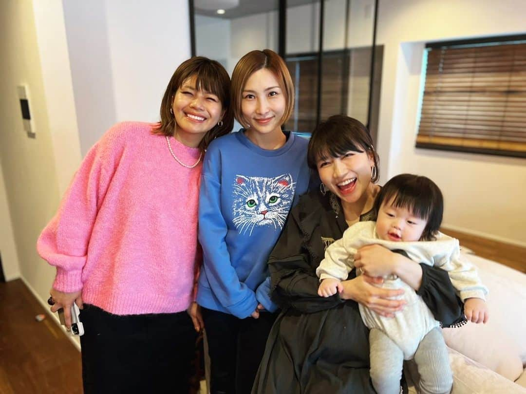 桃さんのインスタグラム写真 - (桃Instagram)「桃クロちゃんねるに、はあちゅうがゲストで来てくれましたー😍👏🏻✨なんとブロガー歴18年の @ha_chu 。私たちでも14年で先駆けの方だったはずなのに、さらに4年も早いなんてー！！！ もうオワコンと囁かれがちなブログだけど、息が長い😤 そしてまだまだ続けるよーー✊🏻✊🏻✊🏻いつも読んでくださってる皆様、本当にありがとうございます😭❤️ @momo.official のストーリーにブログUPするたび貼り付けてるので、フォローお願いします😘 #ブロガー #アメブロガー #14年の間にいろいろありすぎた #14年分の日記って考えるとすごいよ👏🏻 #いつでもあの日何してたか振り返れる #宝物」2月7日 21時56分 - momo.official