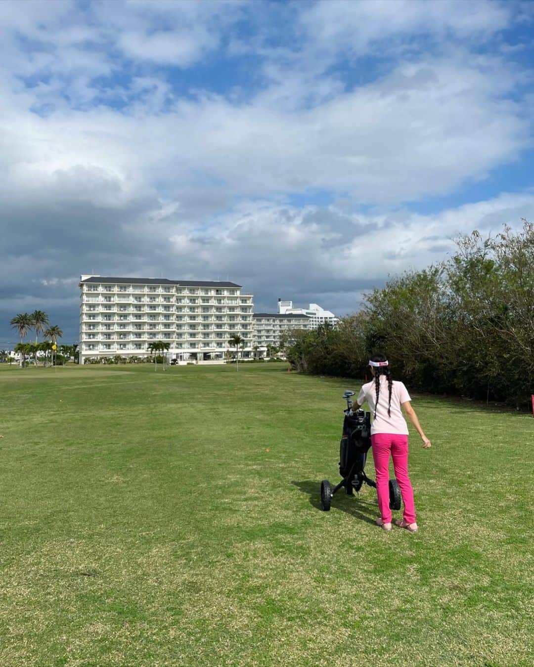 澤山璃奈さんのインスタグラム写真 - (澤山璃奈Instagram)「沖縄で行ったホテルの隣りにショートコースがあったので、予定には無かったんですが練習になればと行ってみました🏌️‍♀️✨  自分達のゴルフバックとシューズなどは送ってしまっていたので、レンタルしたバックを小さいカート？みたいなのに乗せてベビーカーみたいに押しながらまわりました！ 新鮮で楽しかった😆笑  ショートコースだと逆にコントロール力があるか無いかがすごく分かりやすい！  当たった時の距離は伸びるようになったけど、コントロールはまだまだだなぁと実感しました😅  最近なかなかゴルフ練習の時間が取れなくて、、、💦 行かないと！🥲  #本気の趣味 #大人の趣味  #ゴルフコーデ #スイング動画  #golfswing #golfstagram #golfwear #ゴルフ　#ゴルフ初心者　#ゴルフスイング　#ゴルフウェア #ゴルフ女子 ?  #골프 #골프웨어 #골프스타그램」2月7日 23時28分 - rinasawayama