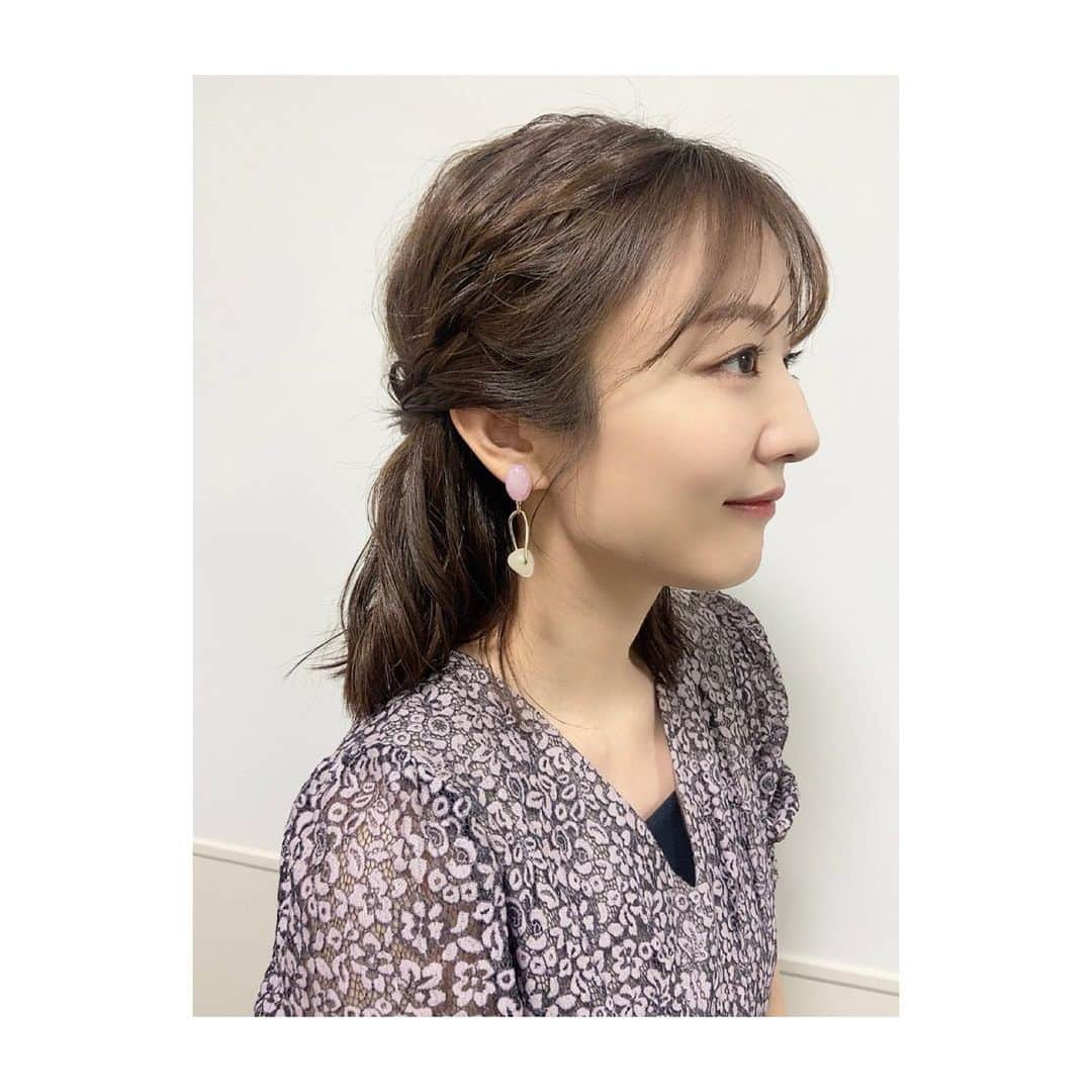 滝菜月さんのインスタグラム写真 - (滝菜月Instagram)「ヒルナンデスがお休みだったので ギドゥンドゥン先輩を見ながら朝食をとって その後はずっと五輪中継から目が離せない1日⛸ ⁡ テレビの前でドキドキしたり思わず一緒に手拍子をしたり 現地に居らずとも、その熱気が伝わってくるように思えました。 北海道民ということもあり冬のスポーツはより熱が入ります❄️ ⁡ ⁡ さて、写真は本日22:00〜放送の “ひと目でわかる”の衣装とアクセサリー。 右と左でイヤリングの形が違うのは 間違ってるわけじゃなくてデザインです☝️ 鷲鼻は祖父譲り。 隔世遺伝というものなのか、兄とお揃いです🙄 ⁡ 話はそれましたが👃笑 本日の“ひと目”是非ご覧ください。 皆さんご存知の高級ダウンブランドの秘密や 有田焼が何故高いのか等 ご覧頂ければ、良いものの価値や魅力を 正しく理解できる大人になれるかも🥸✨ ⁡ #ひと目でわかる #北京五輪」2月8日 19時37分 - taki_natsuki