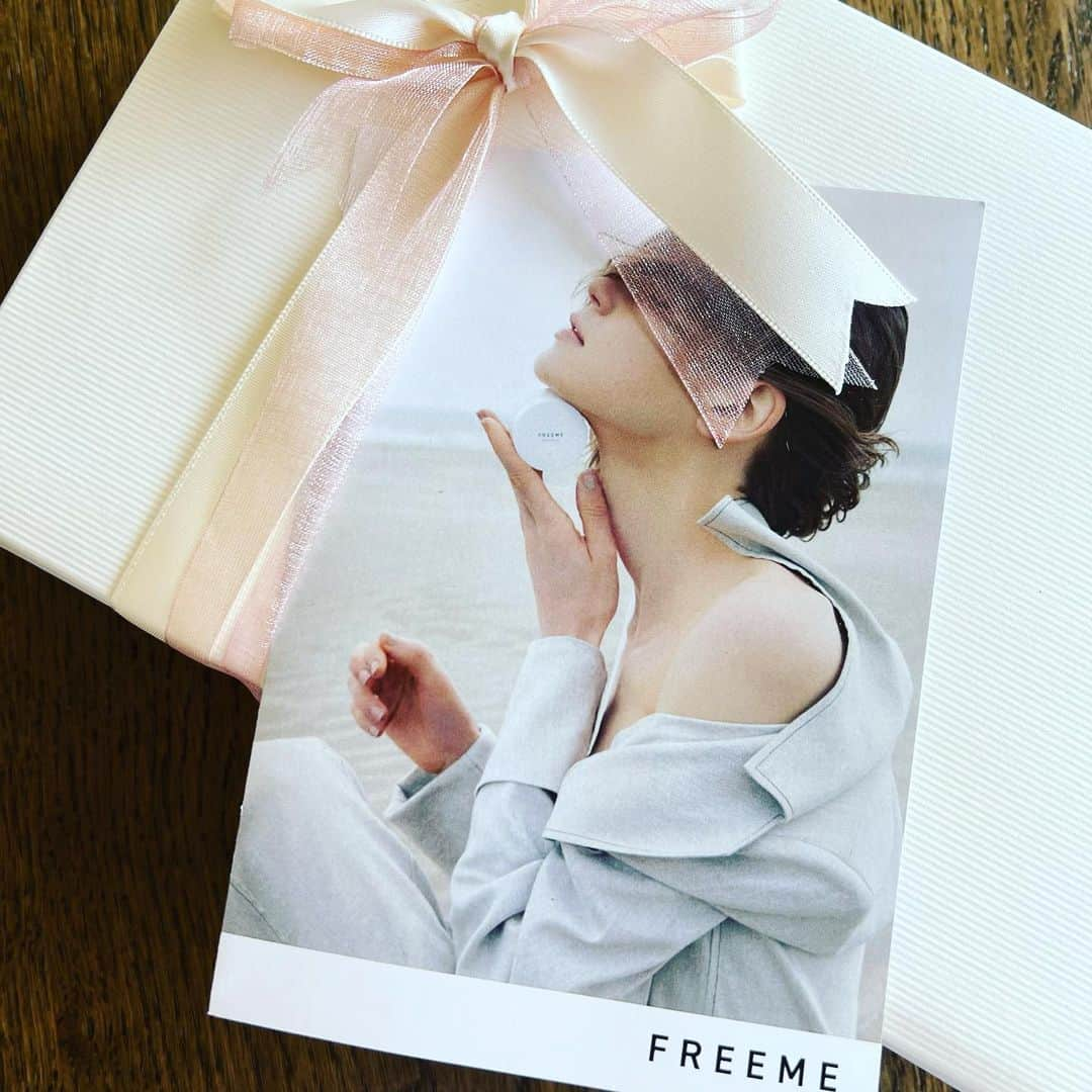 今宿麻美さんのインスタグラム写真 - (今宿麻美Instagram)「NEW CBDブランド『FREEME』  心のゆらぎに合わせた処方で親しまれる香り♡  毎日の気分に合わせてリフレッシュ。  マスクや寝る前の枕にふきかけたり。 バームはスゥーとひんやりするから頭痛や鼻づまりや花粉の時期にも良さそう‼︎  @freeme.official  #フリーム  thanks❤︎」2月9日 14時01分 - imajuku0107