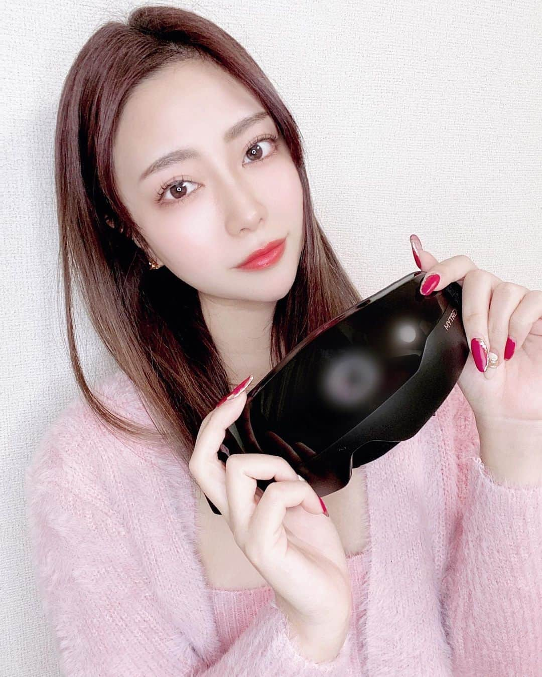 福井柑奈さんのインスタグラム写真 - (福井柑奈Instagram)「私の大好きなマイトレックスさん💜 いつも身体のどこかを癒してくれる最高なマッサージ機たちです👏🏻✨  今回は目だよー👀！！ 【マイトレックス アイリズム】 ( @mytrex.official )  目周りの筋肉に添って配置した16個の突起で、目元をタッピングしてくれるよ🧚🏻‍♀️ 2枚目に動画を載せてるんだけど、 繊細な振動でランダムかつリズミカルに振動してます👏🏻 あと、癒しBGM聞こえる？🤤 これは無音にもできるし、Bluetoothに繋げれるので自分の好きな音楽聴けるよ👌 肌に触れる部分には医療機器でも使われるシリコンを使用してるようです！  〜スマホの発光画面の凝視を避けられない毎日。リフレッシュのひとときを、より豊かに深めます〜  これで私も毎日癒されよっと♨️♥️  #マイトレックス #マイトレックスコアウォーマー #mytrex #mytrexcorewarmer #目の保養 #目元ケア #目元エステ #目元マッサージ #マッサージ #リフレッシュ #癒し #癒しグッズ #bluetooth #リフレッシュタイム #おうちエステ #instagood #love #instapic #instamood #instadaily #daily #dailylook #igers #igdaily #ig_japan #japan #japanese #❤️」2月9日 15時14分 - kanna_fukui