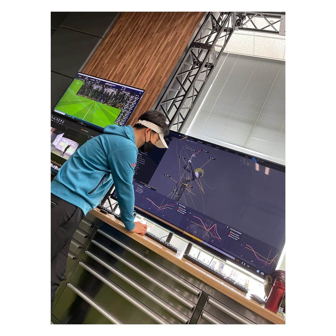 下村真由美さんのインスタグラム写真 - (下村真由美Instagram)「🏌️‍♀️✅🏌️‍♀️✅  仲宗根プロの紹介でGERS体験してきました✨✨  ずっと気になっていて、数字に弱い私にはどうかな🥲と思っていましたが、青山コーチが分かりやすく説明をしてくれたので、楽しく今の自分の状態を把握する事ができました🧐😊👍　知れば知るほどのめり込みます笑笑  ゴルフを始めた頃はビデオを撮って目に見える範囲でしか分からなかった事が、今は3Dで沢山の情報を得る事が可能になりました🙌　本当にゴルフの世界もギアだけではなく、スイングを良くする為の道具が進化しているなと知る事が出来ました🤗  そして、私もそれ思ってました🤩となったやつ笑 シャフトメーカーのカラーリングでこのシャフトはこんな感じだろうなと先入観から入ってしまって、手に取らなかったテストのクラブが多分沢山あったと思ったんですが、ぜーーーんぶブラインドになったシャフトだと試打して本当に自分のタイミングに合った物をチョイス出来るので、これは現役の時にやりたかったなぁと指をくわえてしまいました😂  場所もスタジオもめちゃくちゃ素敵な空間でまたお伺いしたいと思います❤︎ とても有意義な時間をありがとうございました😊😊 @sumikanakasone15  @bluemountain.32」2月9日 18時38分 - mayum2323