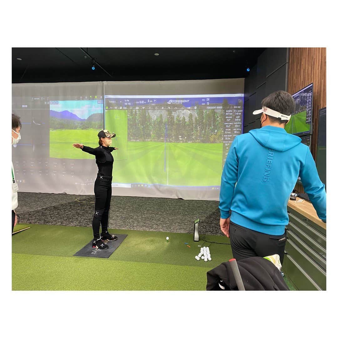 下村真由美さんのインスタグラム写真 - (下村真由美Instagram)「🏌️‍♀️✅🏌️‍♀️✅  仲宗根プロの紹介でGERS体験してきました✨✨  ずっと気になっていて、数字に弱い私にはどうかな🥲と思っていましたが、青山コーチが分かりやすく説明をしてくれたので、楽しく今の自分の状態を把握する事ができました🧐😊👍　知れば知るほどのめり込みます笑笑  ゴルフを始めた頃はビデオを撮って目に見える範囲でしか分からなかった事が、今は3Dで沢山の情報を得る事が可能になりました🙌　本当にゴルフの世界もギアだけではなく、スイングを良くする為の道具が進化しているなと知る事が出来ました🤗  そして、私もそれ思ってました🤩となったやつ笑 シャフトメーカーのカラーリングでこのシャフトはこんな感じだろうなと先入観から入ってしまって、手に取らなかったテストのクラブが多分沢山あったと思ったんですが、ぜーーーんぶブラインドになったシャフトだと試打して本当に自分のタイミングに合った物をチョイス出来るので、これは現役の時にやりたかったなぁと指をくわえてしまいました😂  場所もスタジオもめちゃくちゃ素敵な空間でまたお伺いしたいと思います❤︎ とても有意義な時間をありがとうございました😊😊 @sumikanakasone15  @bluemountain.32」2月9日 18時38分 - mayum2323