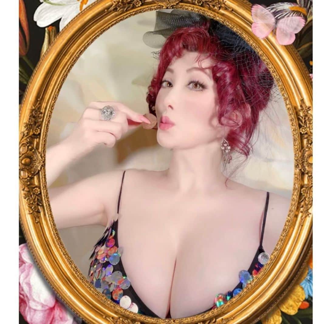 叶姉妹さんのインスタグラム写真 - (叶姉妹Instagram)「⚜️サロン・デュ・ショコラ💖⚜️2022🌹💎-2💋✨✨  私達の愛する大切な皆さん、 ごきげんいかがでしょうか🥰💖  「まぁ、美香さんは なんとアメージングに優美に 美術品のように額縁が とってもプレシャスに 似合っていて、 ずーっと観ていたいのは やはり美術品もそうだから なのでしょうね💋✨」 と、ファビュラスな姉が女神の微笑みで おそらくとても褒めてくれているのですが、 私は、時々よくわからないことが ありますよ。😅🤔🤭💖  さて、 今年も削って食べるチョコは、 やはり削りましたよ。 去年はストロベリーミルクのお味で ファビュラスな姉はあまり好きでは ありませんので(よかったです😅🤫) 私だけ削って食べましたよ。 これは、 ジャン＝シャルル・ロシューの カルーセルセット 今年も削りました。😉💖 昨年はルビーショコラ 今年はヘーゼルナッツベースのショコラに 生姜、シナモン、ナツメグ、クローブ、 などの 様々なスパイスがブレンドされた チョコですよ。😊💖 ファビュラスな姉も私も大好きな ベルナシオンの タブレット マロン パレドール グラノショックノワール ですよ。😊💖 赤いハート♥️の ラ・メゾン・デュ・ショコラの ハートのガナッシュを中心に 定番のボンボンショコラや バレンタイン限定フレーバーなどの 詰め合わせですよ。🥰💖  ブルーノルデルフの フルーツとリキュールを使った ショコラカクテルオリジン とキャラメル、ガナッシュ、 プラリネを二層にした デュオキャラメルアソート ですよ。😊💖 パート3もありますので後ほど😘💖  💎「世の中が見えない危険にさらされて 急速に変化する不安定な今、 わたくし達の愛する大切な皆さんが どうか 心身ともに健やかに幸せに 過ごされますように 心より願っておりますよ。🌹✨」  #Salon du chocolat #サロンデュショコラ #Spotify #ポッドキャスト #叶姉妹のファビュラスワールド #amazing #heavenly #バラの香り  #precious#fabulous #叶姉妹 #heaven #happy #ファビュラス  #angel #宇宙   #コミケ #叶 #叶ポージングエクササイズ  #究極生命体 #peace #peaceful #lgbtq #至福 #幸運 #天使 #女神 #愛するあなたへ」2月9日 19時59分 - kano_sisters007