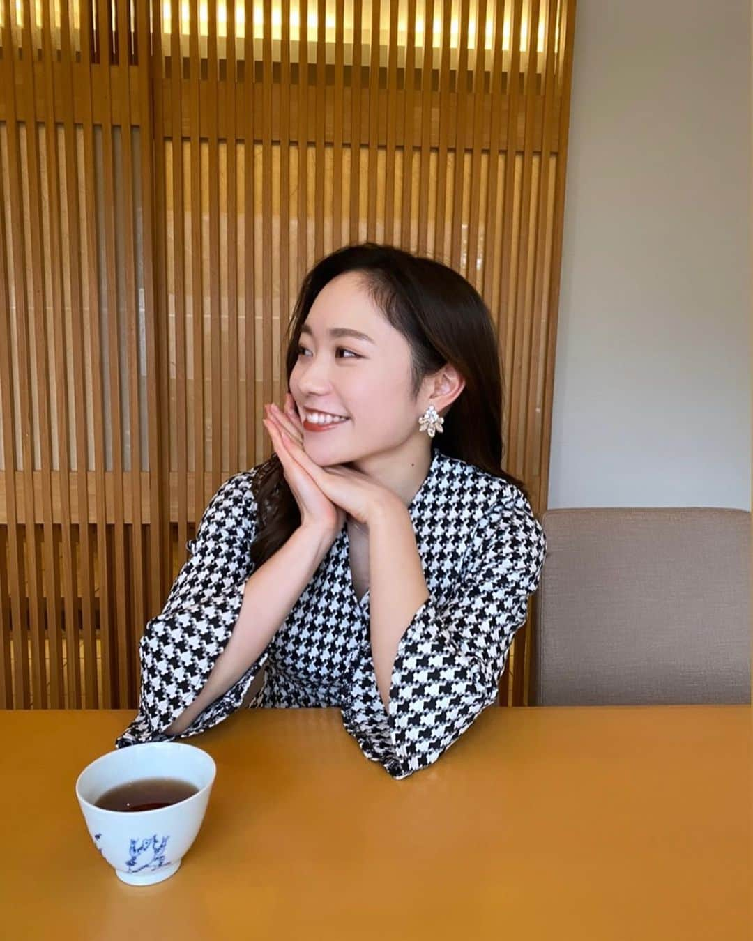 奥野莉瑛子さんのインスタグラム写真 - (奥野莉瑛子Instagram)「📍旬菜山﨑 竹谷店 (場所付けしている佐井寺店ではなく竹谷店の方です)  就職祝いでお母さんとおばあちゃんと念願の山﨑lunchに連れて行ってもらいました🤍✨ ほんとおいしかってお腹いっぱい🤤ご馳走様でした！  ちゃんと鬼は外向いてたお皿がかわいかった…📸 5枚目広角なのでお茶歪んでる😀  戦闘態勢みたいなポーズとともに。 普段着ない感じのワンピース着ました✌︎  #旬菜山﨑」2月10日 16時55分 - okunorieko_