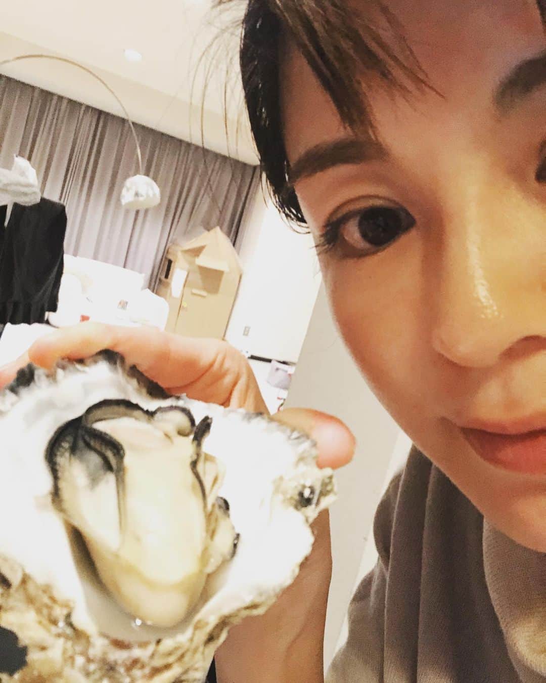 中野美奈子さんのインスタグラム写真 - (中野美奈子Instagram)「広島の友達から殻付き牡蠣を沢山いただきました！  子供が寝たあとにフライパンで蒸し牡蠣。 洗いものも少なくて、ふっくらぷりぷりに出来上がり！  一晩で20個くらい食べました。 お腹いっぱい、ご馳走様でした♡  広島の牡蠣は最高じゃけー。 明日も食べるけんね。  #牡蠣 今まで3回あたってるけど、でも好き #生牡蠣　が一番好き #広島 #蒸し牡蠣 #フライパン料理  #一人時間 #至福の時間   #江田島産牡蠣  #バリウマイかき  #中野美奈子」2月10日 21時07分 - minako_nakano.official