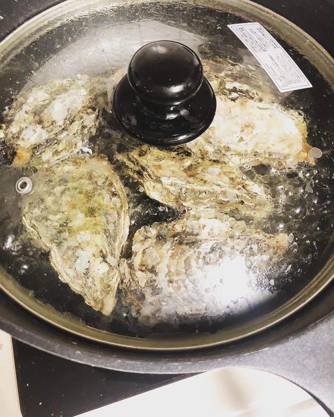 中野美奈子さんのインスタグラム写真 - (中野美奈子Instagram)「広島の友達から殻付き牡蠣を沢山いただきました！  子供が寝たあとにフライパンで蒸し牡蠣。 洗いものも少なくて、ふっくらぷりぷりに出来上がり！  一晩で20個くらい食べました。 お腹いっぱい、ご馳走様でした♡  広島の牡蠣は最高じゃけー。 明日も食べるけんね。  #牡蠣 今まで3回あたってるけど、でも好き #生牡蠣　が一番好き #広島 #蒸し牡蠣 #フライパン料理  #一人時間 #至福の時間   #江田島産牡蠣  #バリウマイかき  #中野美奈子」2月10日 21時07分 - minako_nakano.official