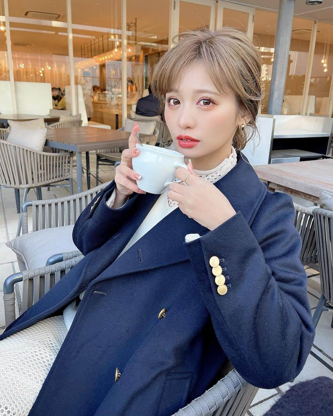 伊藤実祐さんのインスタグラム写真 - (伊藤実祐Instagram)「寒さに凍えながらテラスカフェした日🥶☕️💭 グラマー根性（笑） ⁡ 質問多いこのコートは @amerivintage ♥ ⁡ ⁡ ⁡#amerivintage #Ameri #アメリ ネイビーコーデ #コート#コートコーデ #イエベ #イエベ秋 #イエベ春 #イエベメイク #ラッシュアディクト #ラッシュリフト #自まつ毛 #自まつ毛メイク #まつげ美容液  #Nexter #ネクスター #Nextercreatist #伊藤実祐 #いとうみゆ #みゆちゃい ⁡ ⁡ もぉすぐバレンタインだね。💘 男性から渡すのも、ありなんちゃう？😌」2月10日 21時13分 - miyu.61