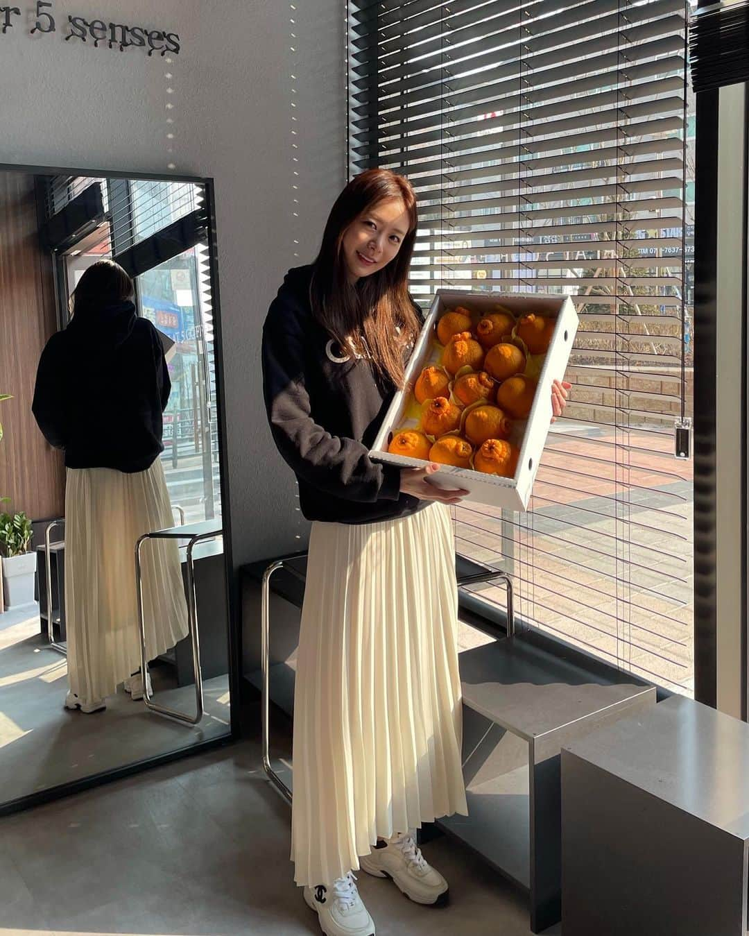 ソン・ダウンさんのインスタグラム写真 - (ソン・ダウンInstagram)「정은 언니 고마워요🍊 @leejungeun69 (몸이 안좋아서 많이 부었어요ㅠㅠ)」2月11日 18時07分 - da.eun.da.eun