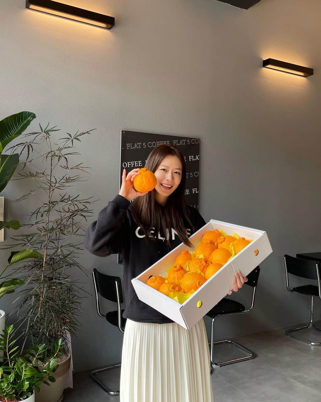 ソン・ダウンさんのインスタグラム写真 - (ソン・ダウンInstagram)「정은 언니 고마워요🍊 @leejungeun69 (몸이 안좋아서 많이 부었어요ㅠㅠ)」2月11日 18時07分 - da.eun.da.eun