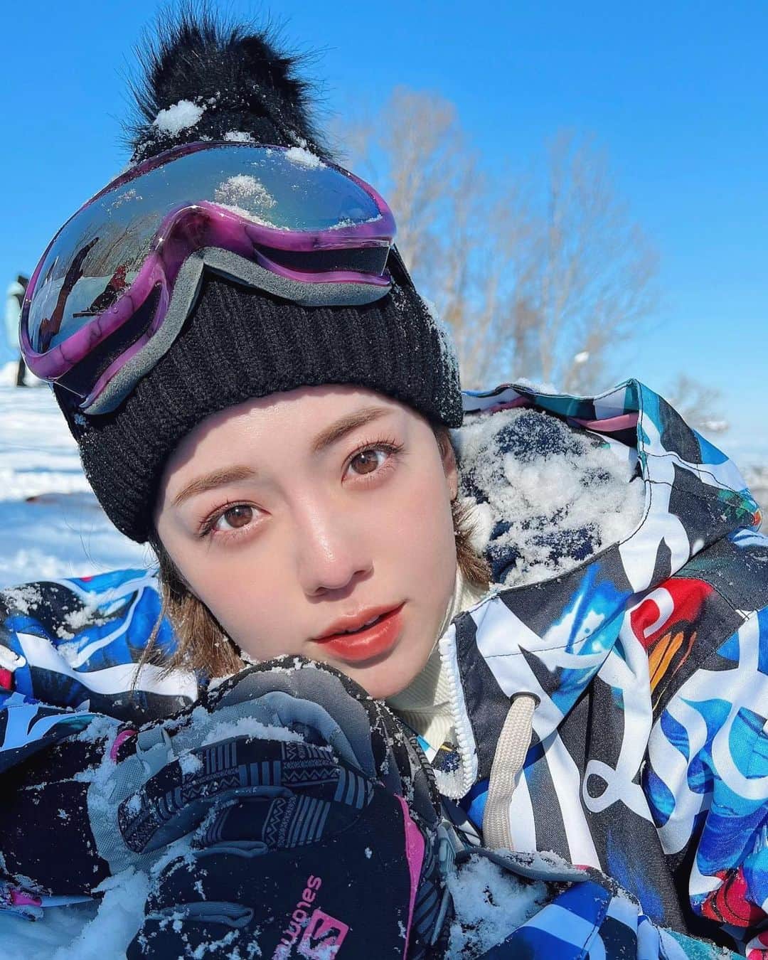 黒田真友香さんのインスタグラム写真 - (黒田真友香Instagram)「「ぜんぶ雪のせいだ。」  風に撮ってみた😍❤️  スキー場取材の合間に、一緒に寝ころびながら撮ってくれた代理店さん  上から雪をかけ続けてくれたクライアントさんのおかげで完成しました🤣  撮影風景はだいぶシュールだったけど お気に入りの写真🥰  カメラはiPhoneでユーライクの外カメで撮りました◎  #ぜんぶ雪のせいだ #jrskiski #ばんけいスキー場 #札幌観光 #北海道旅行 #札幌カメラ部」2月11日 19時17分 - kurodamayukaxx