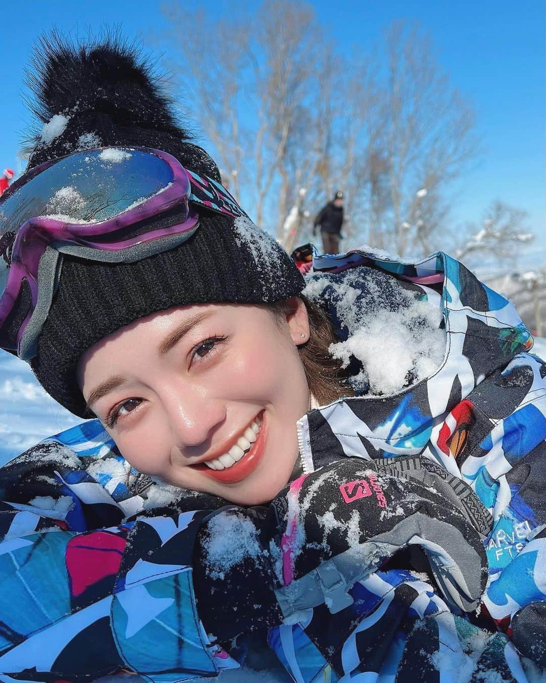 黒田真友香さんのインスタグラム写真 - (黒田真友香Instagram)「「ぜんぶ雪のせいだ。」  風に撮ってみた😍❤️  スキー場取材の合間に、一緒に寝ころびながら撮ってくれた代理店さん  上から雪をかけ続けてくれたクライアントさんのおかげで完成しました🤣  撮影風景はだいぶシュールだったけど お気に入りの写真🥰  カメラはiPhoneでユーライクの外カメで撮りました◎  #ぜんぶ雪のせいだ #jrskiski #ばんけいスキー場 #札幌観光 #北海道旅行 #札幌カメラ部」2月11日 19時17分 - kurodamayukaxx