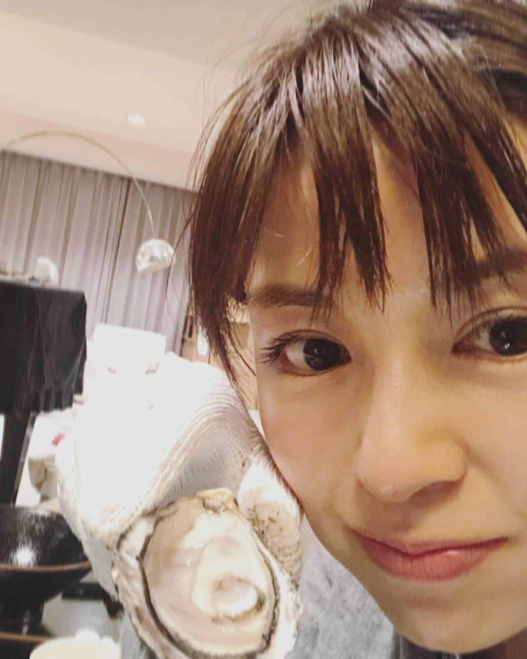 中野美奈子さんのインスタグラム写真 - (中野美奈子Instagram)「ふるさと納税の“くにさきオイスター”が本日到着！ という事で、今日は生牡蠣を堪能。  軍手と専用ナイフも入っててありがたい(๑˃̵ᴗ˂̵)  蒸し牡蠣もいいけど、やっぱり生の食感はやめられない〜。  くにさきオイスターは美味しいだけじゃなく安全。出荷開始以来、食中毒を出していないそうです。  もう、そう言われたら生でいくしかないでしょ〜。 ポン酢もレモンも絞らず、そのままいくのが1番好き♡  スッキリして口の中で牡蠣の旨味が広がります。はぁ〜最高！  #今日も牡蠣 #きっと明日も牡蠣 #生牡蠣 #くにさきオイスター  #大分県国東市 #牡蠣 #至福の時間   #中野美奈子」2月11日 21時21分 - minako_nakano.official