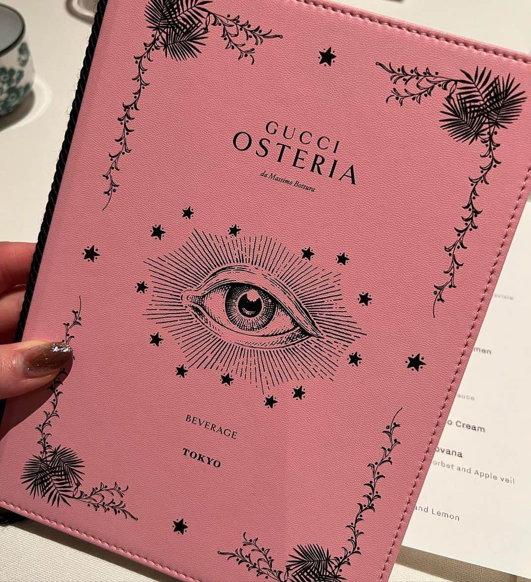 南杏奈さんのインスタグラム写真 - (南杏奈Instagram)「@gucciosteria へ 行ってきたよ🇮🇹🐝✨✨  世界3店舗目の グッチレストランらしい🍽✨  エントランスからもうグッチの世界観がすごくおしゃれで レストランも広くて、素敵だった〜🥰  キッチンからちょこんとシェフの頭が見えて、目線があって挨拶してくれてかわいかった👨‍🍳💓笑  コース料理でゆっくり楽しめるから 女子会で再訪もあり❣️  テイクアウトしたセイボリークッキーが とっても美味しくてお土産にもよさそう😌💕  #銀座 #グッチ #イタリアン #グッチオステリア #銀座グルメ #グッチ並木 #ご飯日記 #ご飯記録 #食べるの大好き #東京グルメ #美食 #instagood #japanesegirl #tokyorestaurant #japanesefoods #dinner #eatlover #tokyo #ginza #gucci #gucciosteria #italianfood #yummy #gourmet #tokyofood #luxurylifestyle #italianrestaurant #japan_of_insta」2月12日 13時03分 - anna1031__