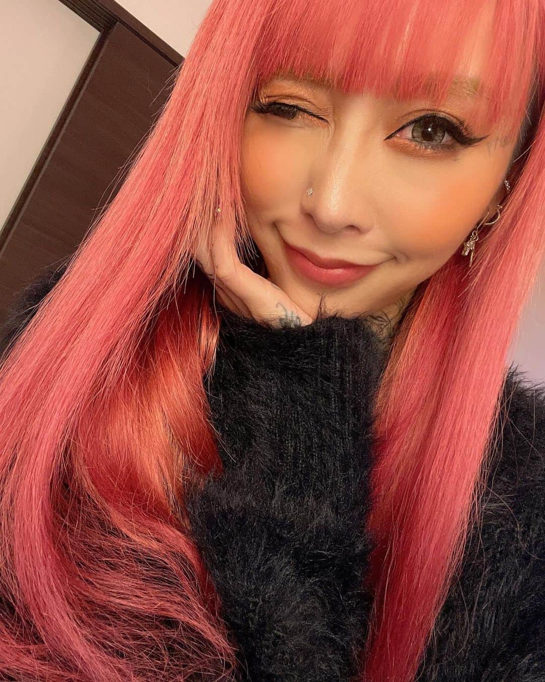 泉麻那さんのインスタグラム写真 - (泉麻那Instagram)「.  赤髪すぐ色落ちしちゃう🥺 維持するの難しいなー ま、ピンクも可愛いけど😏💘  #赤髪 #redhair  #pinkhair」2月12日 19時44分 - izumana19890629