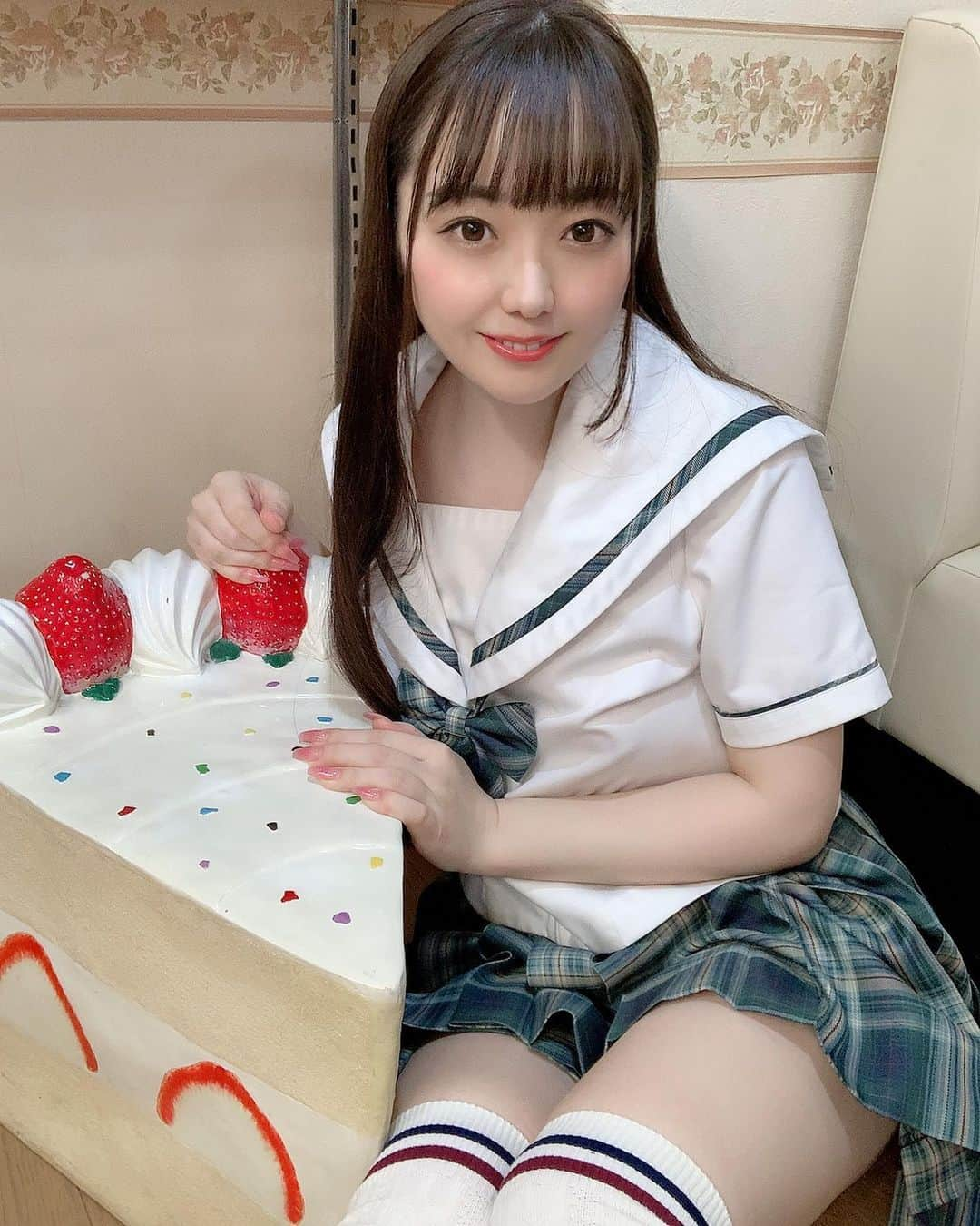 高瀬りなさんのインスタグラム写真 - (高瀬りなInstagram)「ショートケーキとハンバーガー🍰🍔  #高瀬りな #act #av女優 #制服 #JK #japanesegirl #schoolgirl #followｍe #야동 #데일리 #데일리록 #팔로우 #인스타그램  #💖」2月12日 20時31分 - rina_takase