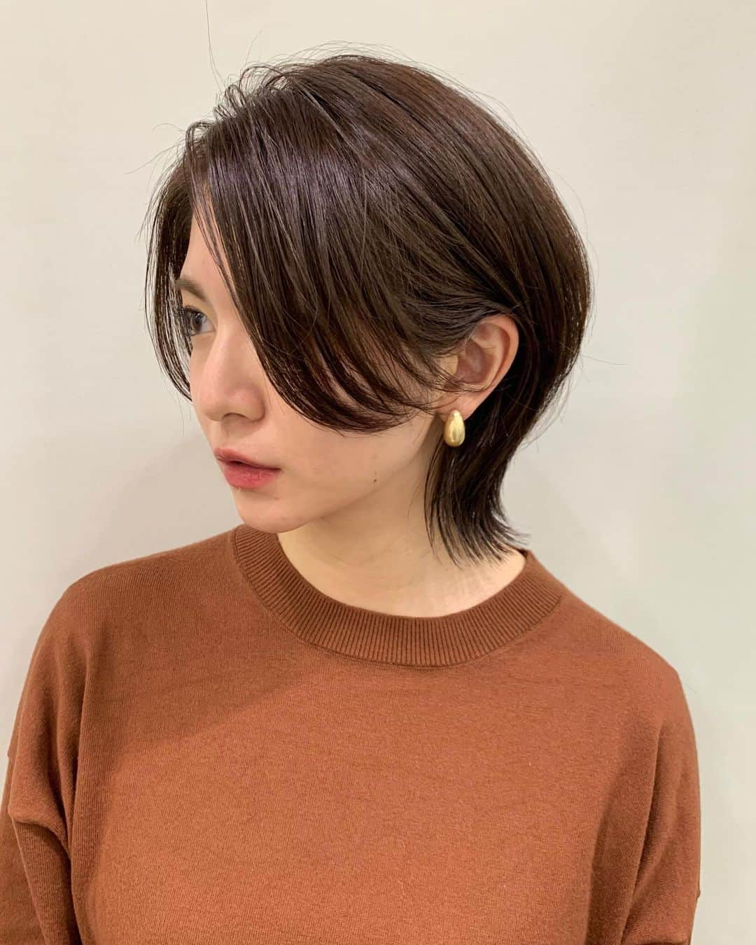 千葉真由佳さんのインスタグラム写真 - (千葉真由佳Instagram)「【ウルフヘア復活🐺】 切りっぱなしのスタイルに憧れて 12月に毛先を切り揃えてもらったのですが、 外ハネのアレンジが好きすぎて ウルフに戻りました🐺！  TBSのメイクさんが数名 切りっぱなしにしていて 可愛いなぁと思って真似したんですが 内巻き外ハネどっちもできて楽しかった🤗  カラーはラベンダーとベージュ！ ラベージュとも言うそうです🌟 今回もワガママいっぱい聞いてもらいました！💇‍♀️ 顔まわりの長さと襟足部分の量など... いろいろ計算して切ってくれて嬉しい😊 (@yukohair_2525u5 ) ※撮影時の一瞬のみマスク外してます。  #tbs#tbsnews#アナウンサー#キャスター#フリーアナウンサー#千葉真由佳#銀座美容院#サロン#ヘアカラー #ラベージュ#優しい色味💇‍♀️#birthdaycolor#11月18日#マーシュローズ#今流行りの#誕生日カラー#さりげなく投稿#よい日曜日を#ツヤカラー#ウルフ#くびれヘア#外ハネ#ショートカット」2月13日 8時52分 - mayuka.chiba