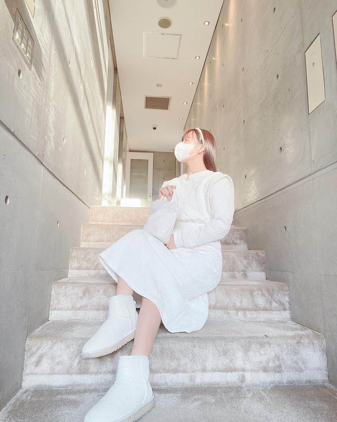 月森世菜さんのインスタグラム写真 - (月森世菜Instagram)「韓国に来たような 幸せ空間🪞🤍  駅から遠かったけど いちごミルク美味しくて大満足🥛🍓  ┈┈┈┈┈┈┈┈┈┈┈┈┈┈┈┈┈┈┈ せいなです♡ 白系統の女子力upについて投稿しています🍨 白い世界の一員になって頂けると嬉しいです🥛  @seina.tsukimori 💭真っ白な世界観がここから見れます♡   ファンネーム・マーク → せいらー・🤍🕊  ┈┈┈┈┈┈┈┈┈┈┈┈┈┈┈┈┈┈┈ 投稿について質問などありました お気軽にコメント下さいね…♡  ♡ ♡ ♡  #いちごミルク #白系統 #韓国カフェ #韓国インテリア #白コーデ #ホワイトコーデ #オールホワイト #自撮り界隈 #自撮り界隈の人と繋がりたい #スイーツ #東京カフェ #淡色カフェ #代官山カフェ #渋谷カフェ #フレンチガーリー #カフェ巡り #salondelouis #팔로우 #카페#카페스타그램 #좋아요 #좋아요반사 #ガーリー #ガーリーコーデ」2月13日 11時44分 - seina.tsukimori