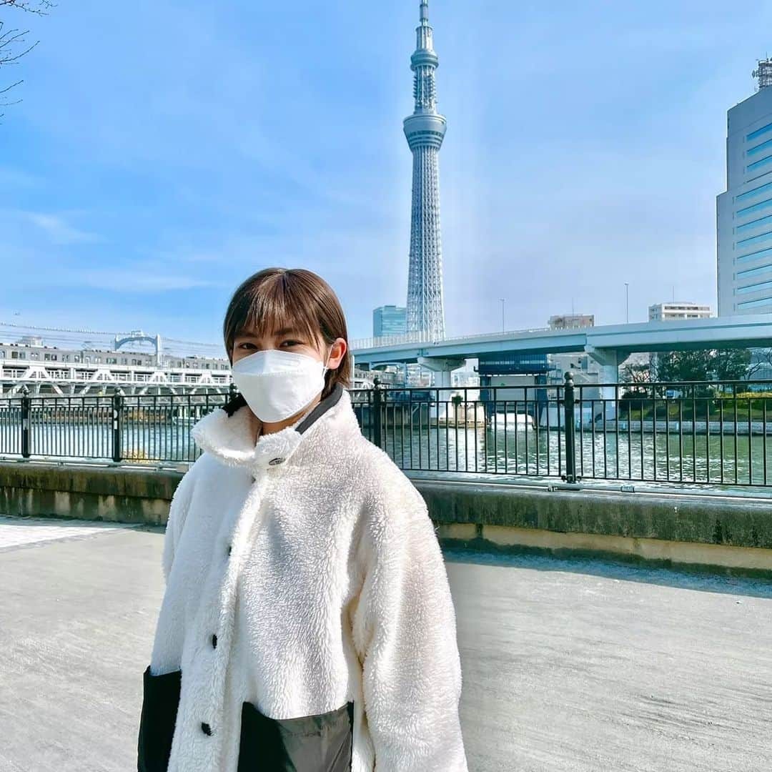 田幡妃菜さんのインスタグラム写真 - (田幡妃菜Instagram)「今日も寒いですね❄⁡ 明日はまた雪らしいので風邪ひかないよう暖かく過ごしてください😊😊⁡ ⁡⁡ 2枚目はスカイツリーをイメージしてみたのですがどうですか？🤔 ⁡⁡ ⁡ #スカイツリー ⁡ ⁡ #みたいなポーズ ⁡」2月13日 13時37分 - tabatahina_official