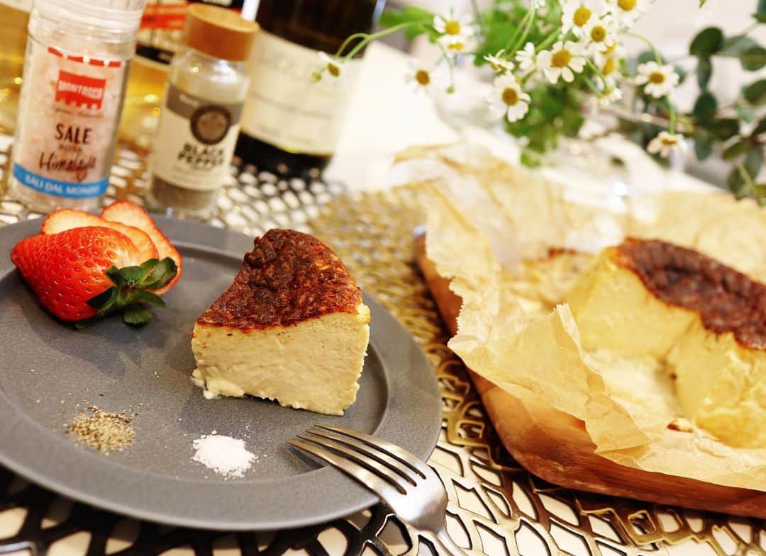 青木英李さんのインスタグラム写真 - (青木英李Instagram)「明日は#バレンタイン 💖という事で… 手作り派で今年は何を作ろうかな〜🤔と考え中の方、チーズケーキが好きな方や甘いものは苦手だけどチーズやワインがお好きな方🧀🍷  最新のYouTubeで、今からでも間に合う簡単#バスク風チーズケーキ をご紹介しているので是非Checkしてみて下さい👩🏻‍🍳✨【ボウルに材料を入れて混ぜるだけ！】なのに、とっても濃厚で美味しく出来ちゃいます◎  焼き上がったら冷蔵庫で一晩寝かせると、一層美味しく召し上がれるので、食べる前日に作る事をオススメします😉❣️  材料などはYouTubeと概要欄に詳しく書いてありまーす💫  #YouTube #valentine #簡単レシピ  #バスクチーズケーキ  #手作りバレンタイン」2月13日 16時35分 - eriaoki_official