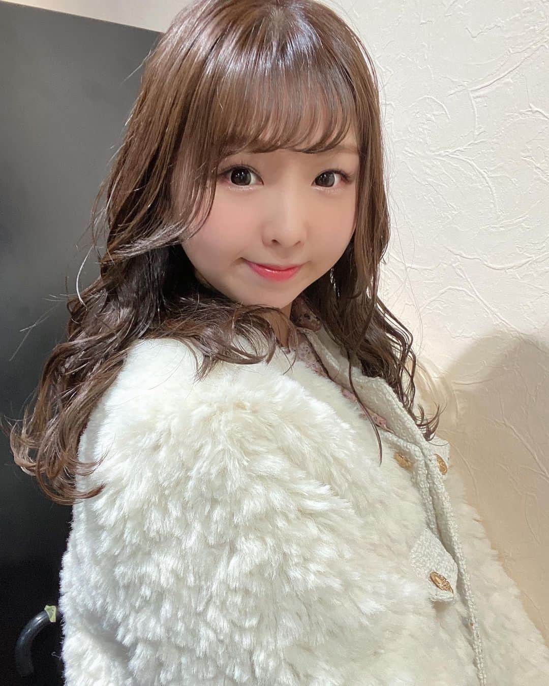 岩村捺未さんのインスタグラム写真 - (岩村捺未Instagram)「メンテナンスDAY❄️  まつげ髪めっちゃかわいいです😻　 今日雪降るの？！知らなかったよう！　 ２月は一瞬だから楽しもう🙋‍♀️❄️  ビゴライブの方も徐々に復帰してるのでよろしくね！！👶　 　 #なちゅのスローライフ🙂　 #hairstyle  #haircolor #rosso #marin  #２月楽しもう #明日バレンタインだってー　 #何年も無縁笑」2月13日 18時12分 - iwamuranachu