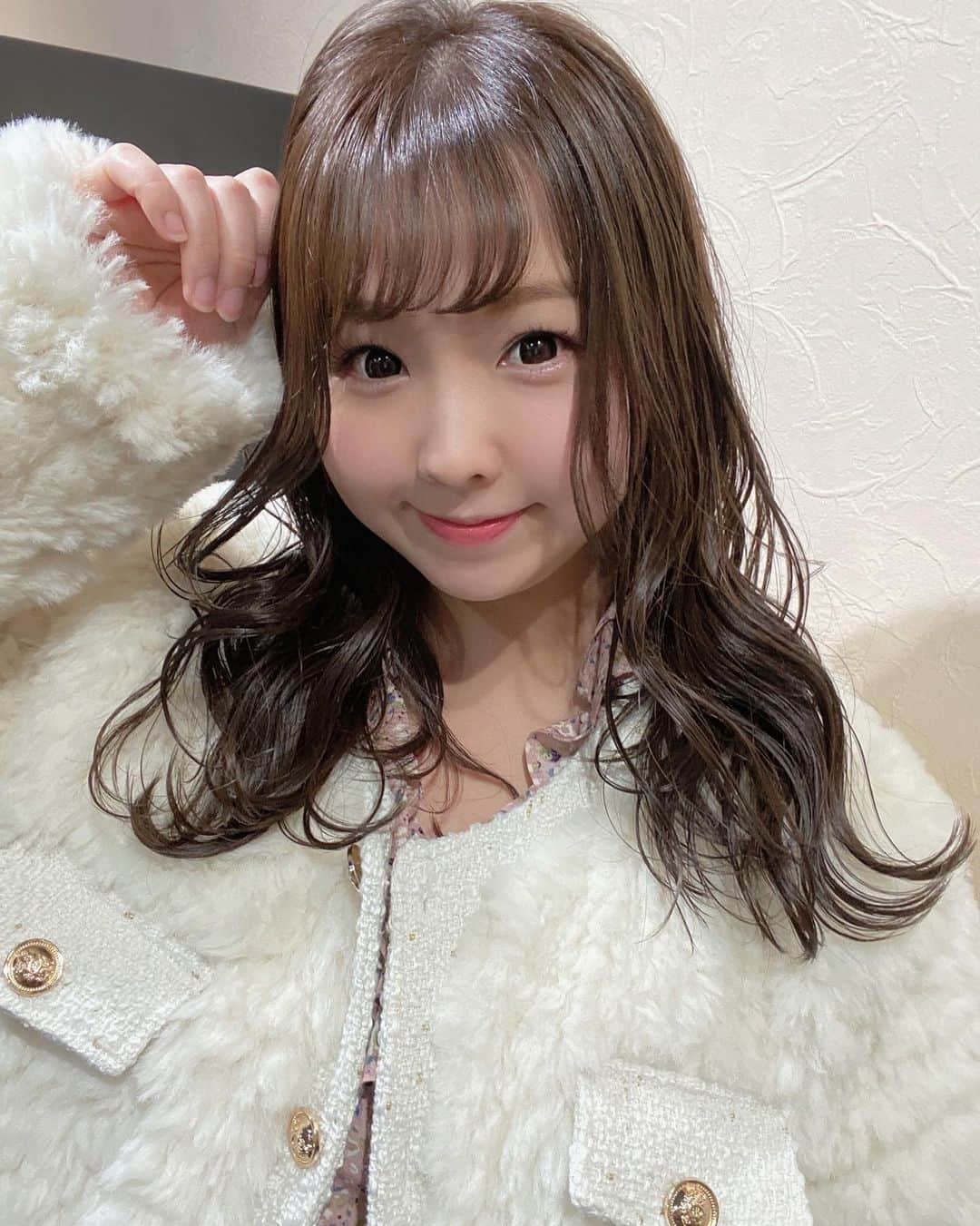 岩村捺未さんのインスタグラム写真 - (岩村捺未Instagram)「メンテナンスDAY❄️  まつげ髪めっちゃかわいいです😻　 今日雪降るの？！知らなかったよう！　 ２月は一瞬だから楽しもう🙋‍♀️❄️  ビゴライブの方も徐々に復帰してるのでよろしくね！！👶　 　 #なちゅのスローライフ🙂　 #hairstyle  #haircolor #rosso #marin  #２月楽しもう #明日バレンタインだってー　 #何年も無縁笑」2月13日 18時12分 - iwamuranachu