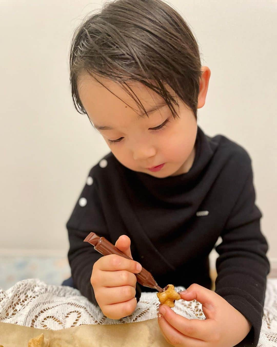 石塚錬さんのインスタグラム写真 - (石塚錬Instagram)「. 👦💬「ハッピーバレンタインデー🍫💖」 #今日ボクはクッキーを作ったよ🍪 #みんなのオススメのバレンタインデーのお菓子も教えてね🍫🍪 #ママからは麦チョコ仙豆のプレゼント🥜🍯 #仙豆はドラゴンボールに出てくるスゴい回復力の豆だよ💪 #でも、、、この後ツボを落として割ってしまいました🍯😢 . 👦💬「Happy Valentine's Day🍫💖」 #I made cookies today🍪 #Please tell me your recommended sweets🍫🍪 #A gift of chocolate senzu from mom🥜🍯 #Senzu is a great resilience bean that appears in Dragon Ball💪 #But after this, I dropped the jar and broke it🍯😢 . #バレンタインデー #チョコレート #仙豆 #ドラゴンボール #Valentine'sday #chocolate #dragonball #발렌타인데이　#초콜릿 #วันวาเลนไทน์ #ช็อคโกแลต #hariValentine #cokelat #情人节 #巧克力 #石塚錬 #成長日記 #ishizukaren #renishizuka #이시즈카렌」2月13日 19時10分 - ishizuka_ren