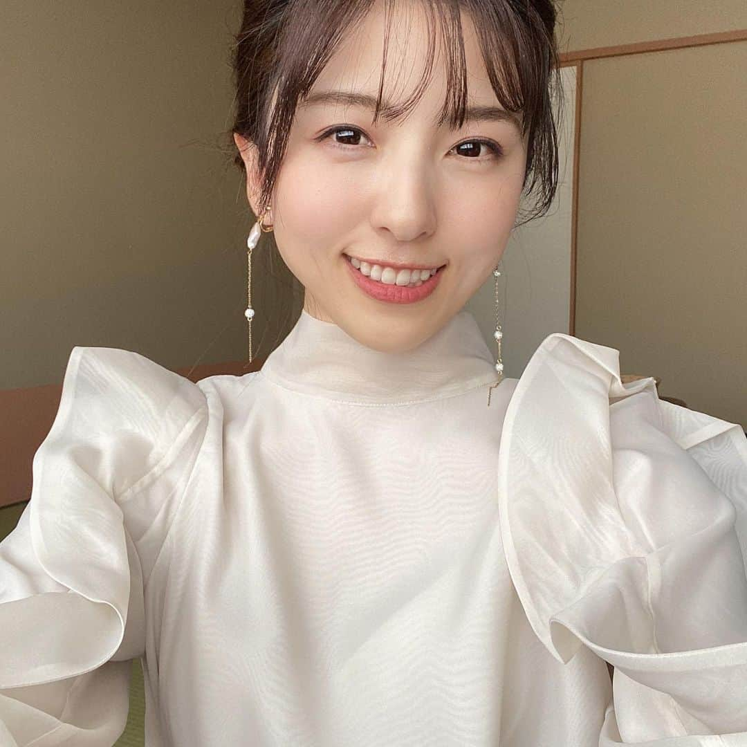 松井絵里奈さんのインスタグラム写真 - (松井絵里奈Instagram)「2022.02.19 土曜日 16:00〜16:54 テレ東トラベルpresents 『厳選いい宿』特別版 放送されます♪  チャンネルは、BSテレ東なので、 BSが映るご家庭なら全国見られます✨  番組は【伊豆編】【草津編】と ありまして、 わたしは原口あきまささんと♪ 群馬県は、草津温泉♨️へ。  創業300年！ 湯畑の目の前に佇む超好立地の お宿をご紹介します♪  源泉掛け流しの温泉では、 お肌がツルッツルにー🥺 自然の恵みをいっぱい感じられました。  お楽しみに♪  #テレ東トラベル #BSテレ東 #厳選いい宿 #原口あきまささん  #松井絵里奈 #草津温泉 #群馬県 #ぐんまちゃん #源泉掛け流し #温泉がすき」2月13日 23時51分 - erina74xx