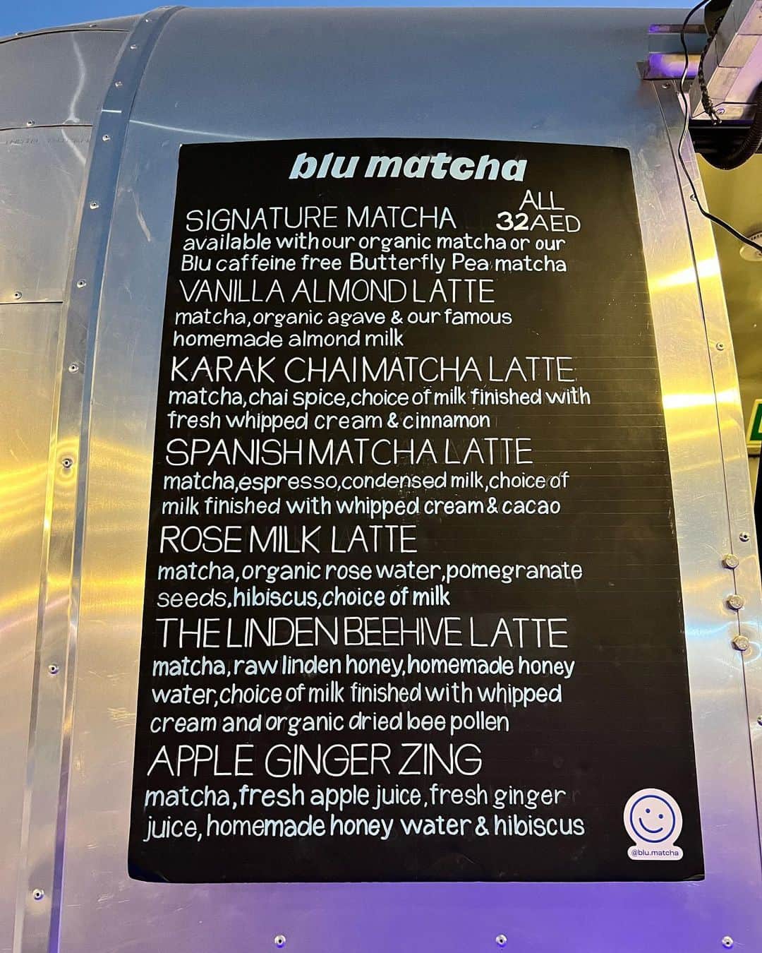 前田阿希子さんのインスタグラム写真 - (前田阿希子Instagram)「There's a new matcha cafe in La Mer Beach that uses real matcha! I love matcha, but I've never had good matcha in Dubai, but here I can find real matcha that even Japanese people can appreciate!  You too can experience the real matcha🍵😋 Irrashaimase! ・ ・ ・  zuma時代にお世話になった アッシュさんは本当に日本が好きな人。 お友達と一緒にLa Mer Beachに 『blu matcha』という抹茶カフェを オープンさせたと聞き、お邪魔してきました🍵  八女、鹿児島、富士の抹茶を使い、 ちゃんと抹茶も冷凍庫で管理されています。  シンプルにアイス抹茶にした 『富士』はガツンとお茶の香りと渋みがきます。 日本で頂く抹茶と変わらない豊かな香り🤩 なかなかこちらで本格的な抹茶を頂けないので嬉しい☺️  そして、私が気になったのは 甘党なアラブの人たちに向けての 『スパニッシュ抹茶ラテ』！ ドバイで人気のカフェメニュー、 スパニッシュラテを抹茶バージョンにしたもので、 抹茶、エスプレッソ、コンデンスミルクなどが 入っています。  抹茶の豊かな香りとミルキーなコンデンスミルクの相性は もちろんバッチリ！ その後に、エスプレッソの香ばしさが 追いかけてくるのが私にとってはすごく新鮮で これがまた美味しい😋  子どもたちには抹茶ソフトクリーム。 きちんと管理されたお抹茶が使われているので お茶の香りもしっかりして大人も楽しめますし、 抹茶ラバーの双子は夢中で食べていました🐥🐥🍨  そうそう、枚目の動画で双子が食べているのは ブルーと抹茶のミックス😳 ちょっと毒々しいなぁ😂と思ったら まさかのスーパーフード・ スピルリナで青くしたものだそう😳 この辺りの感覚は日本人にはないなぁ… 味は濃厚バニラと抹茶のミックスです🤤  アーモンドミルクも自家製で、フレッシュ。 とにかく素材にこだわっていて ナチュラル、オーガニックさは 日本よりも重要視しているように感じます。  これからドバイはどんどん暑くなって ますますビーチが楽しい季節！  またちょこちょこお邪魔しまーす😆 ・ ・ ・ #blumatcha #matcha #matchalover #fuji#yame #kagoshima#spanishmatcha  #twins#dubai#dubailife  #写真や動画の時だけマスク外してもらってます」2月14日 16時15分 - akiko_1206