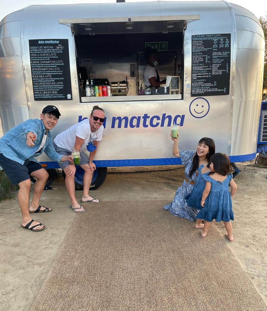 前田阿希子さんのインスタグラム写真 - (前田阿希子Instagram)「There's a new matcha cafe in La Mer Beach that uses real matcha! I love matcha, but I've never had good matcha in Dubai, but here I can find real matcha that even Japanese people can appreciate!  You too can experience the real matcha🍵😋 Irrashaimase! ・ ・ ・  zuma時代にお世話になった アッシュさんは本当に日本が好きな人。 お友達と一緒にLa Mer Beachに 『blu matcha』という抹茶カフェを オープンさせたと聞き、お邪魔してきました🍵  八女、鹿児島、富士の抹茶を使い、 ちゃんと抹茶も冷凍庫で管理されています。  シンプルにアイス抹茶にした 『富士』はガツンとお茶の香りと渋みがきます。 日本で頂く抹茶と変わらない豊かな香り🤩 なかなかこちらで本格的な抹茶を頂けないので嬉しい☺️  そして、私が気になったのは 甘党なアラブの人たちに向けての 『スパニッシュ抹茶ラテ』！ ドバイで人気のカフェメニュー、 スパニッシュラテを抹茶バージョンにしたもので、 抹茶、エスプレッソ、コンデンスミルクなどが 入っています。  抹茶の豊かな香りとミルキーなコンデンスミルクの相性は もちろんバッチリ！ その後に、エスプレッソの香ばしさが 追いかけてくるのが私にとってはすごく新鮮で これがまた美味しい😋  子どもたちには抹茶ソフトクリーム。 きちんと管理されたお抹茶が使われているので お茶の香りもしっかりして大人も楽しめますし、 抹茶ラバーの双子は夢中で食べていました🐥🐥🍨  そうそう、枚目の動画で双子が食べているのは ブルーと抹茶のミックス😳 ちょっと毒々しいなぁ😂と思ったら まさかのスーパーフード・ スピルリナで青くしたものだそう😳 この辺りの感覚は日本人にはないなぁ… 味は濃厚バニラと抹茶のミックスです🤤  アーモンドミルクも自家製で、フレッシュ。 とにかく素材にこだわっていて ナチュラル、オーガニックさは 日本よりも重要視しているように感じます。  これからドバイはどんどん暑くなって ますますビーチが楽しい季節！  またちょこちょこお邪魔しまーす😆 ・ ・ ・ #blumatcha #matcha #matchalover #fuji#yame #kagoshima#spanishmatcha  #twins#dubai#dubailife  #写真や動画の時だけマスク外してもらってます」2月14日 16時15分 - akiko_1206