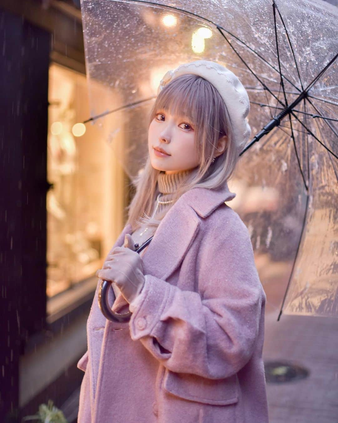 Elyさんのインスタグラム写真 - (ElyInstagram)「Rainy day date🌧 𝐻𝑎𝑝𝑝𝑦 𝑉𝑎𝑙𝑒𝑛𝑡𝑖𝑛𝑒'𝑠 𝐷𝑎𝑦! 💕 ＊  待ってたよ☂️ はい～チョコ...！💗(´,,•ω•,,)  ＊ "就算好冷好冷而且下著雨， 和你在一起總是最溫暖的喔!"  送給大家一組本來要拍雪 結果下的是冰沙的情人節寫真｡:.ﾟヽ(*´∀`)ﾉﾟ.:｡ 情人節快樂💕  📷photo by  @dzzdm  #ely #elycosplay #portraitphotography #valentines #バレンタイン」2月14日 18時43分 - eeelyeee