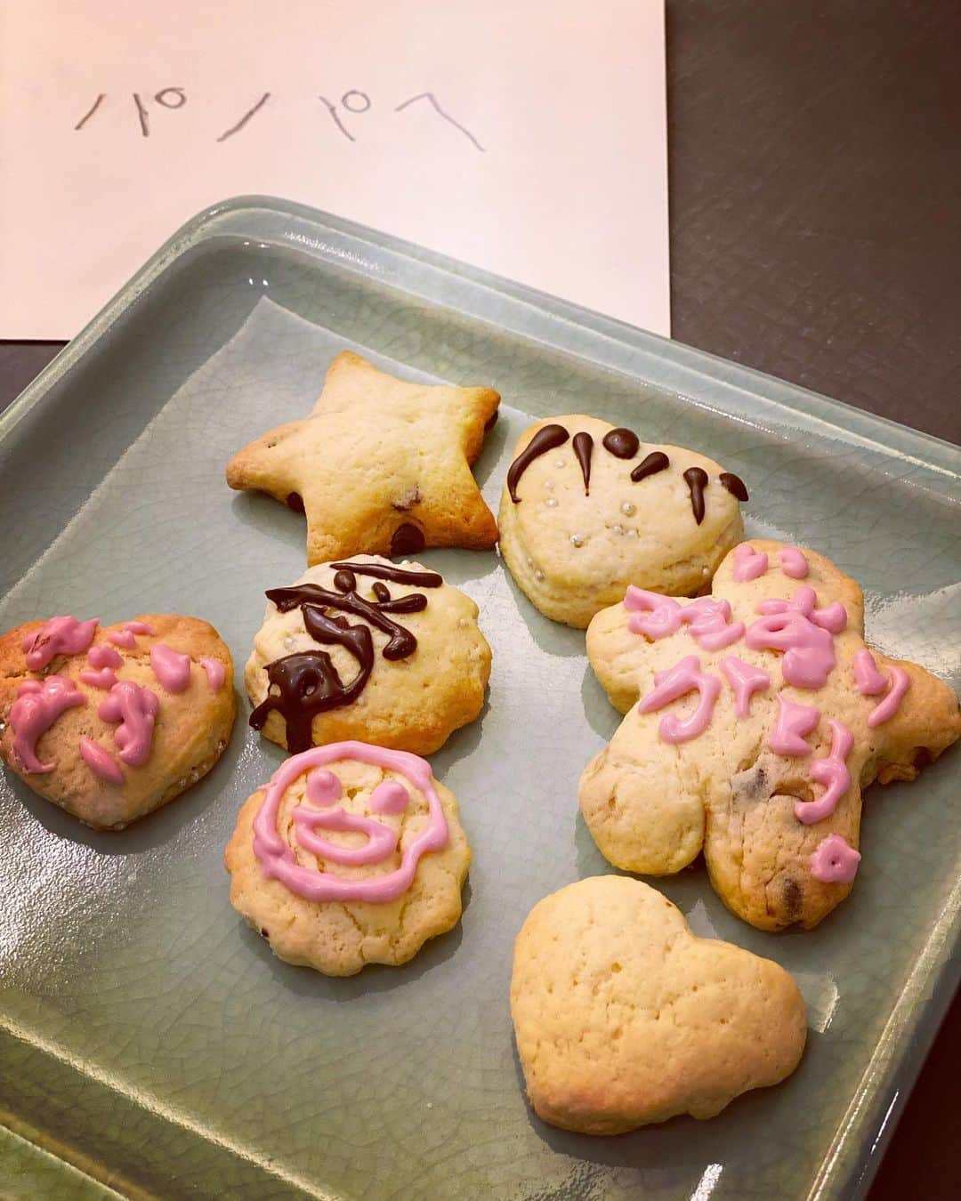 涼紫央さんのインスタグラム写真 - (涼紫央Instagram)「HAPPY VALENTINE❤︎ なゆはクッキーを焼き、 家族それぞれに名前やメッセージを書いてくれたよ 8歳女子❤︎」2月14日 19時57分 - toitoitoi