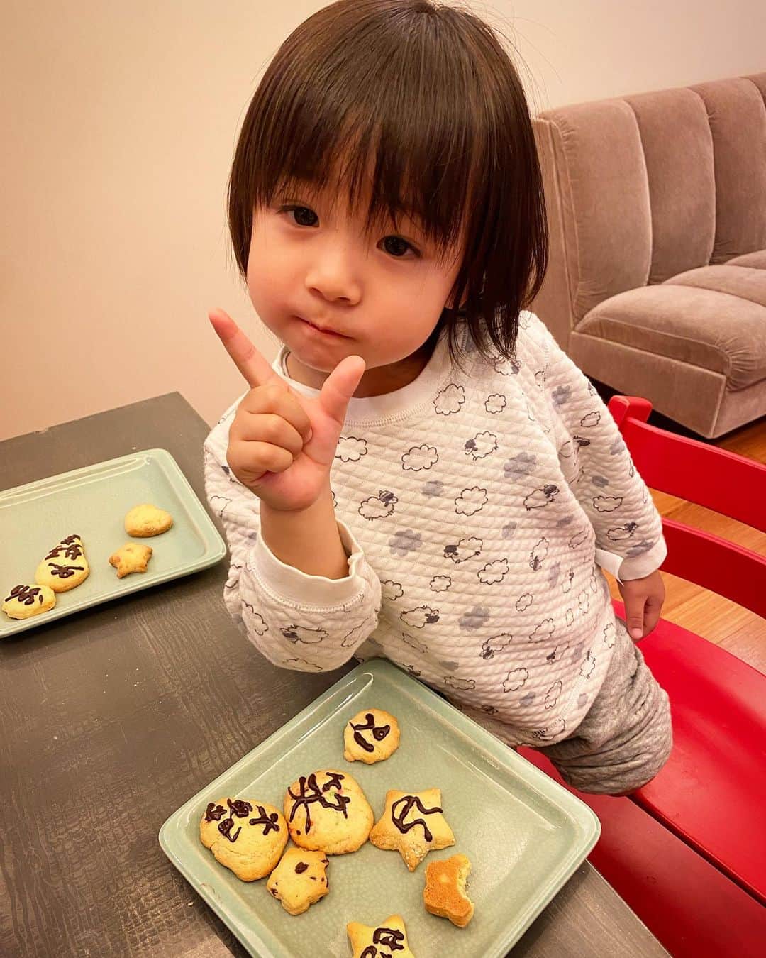 涼紫央さんのインスタグラム写真 - (涼紫央Instagram)「HAPPY VALENTINE❤︎ なゆはクッキーを焼き、 家族それぞれに名前やメッセージを書いてくれたよ 8歳女子❤︎」2月14日 19時57分 - toitoitoi
