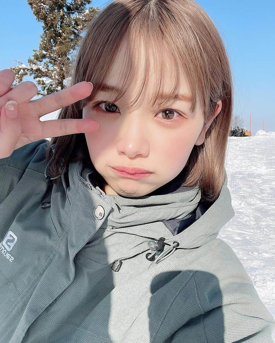 きりまるさんのインスタグラム写真 - (きりまるInstagram)「. 人生初のスノボいった🏂☁️  こんなに雪を見たのも生まれてはじめてで 本当にずっと心がときめいてた、、、 雪国に住むみんなは、いつもこんな素敵な 風景の中過ごしてるのかい？ 素敵すぎる😿🤍  お初の新潟県でした〜！お邪魔しました🍙♡ あまりに素敵なところで空気が綺麗すぎて 肺にたくさん限界まで詰め込んで帰りましたぜ  お米が美味しすぎて、塩むすび もってかえってきた。わぁあぁあ  九州にずっと住んでた身からすると 雪は本当に新鮮すぎて、夢の国にきた みたいな感覚でずーっと眺めてたかった。 素敵なところやった〜☃️ . .」2月14日 20時28分 - kirimaruuu