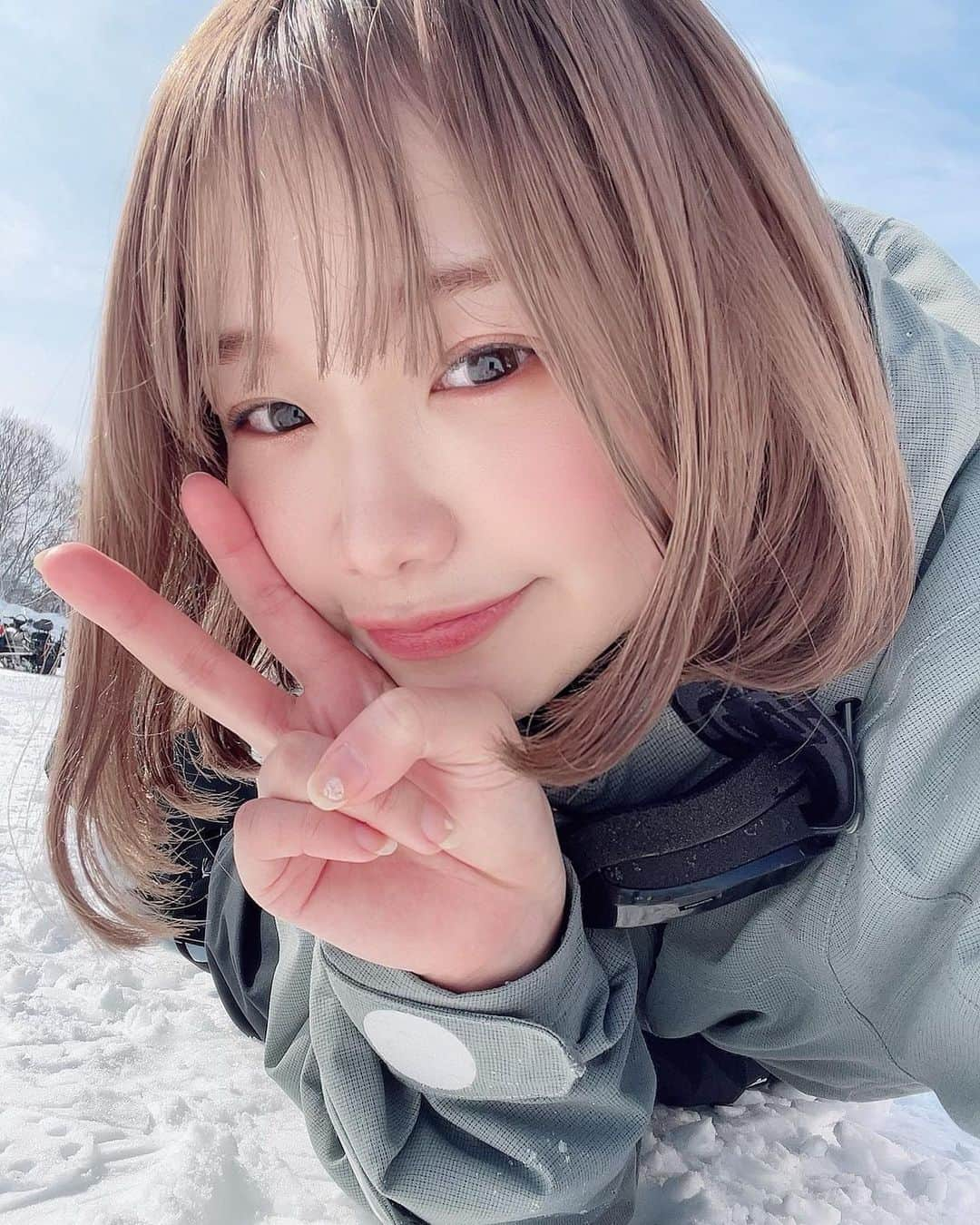 きりまるさんのインスタグラム写真 - (きりまるInstagram)「. 人生初のスノボいった🏂☁️  こんなに雪を見たのも生まれてはじめてで 本当にずっと心がときめいてた、、、 雪国に住むみんなは、いつもこんな素敵な 風景の中過ごしてるのかい？ 素敵すぎる😿🤍  お初の新潟県でした〜！お邪魔しました🍙♡ あまりに素敵なところで空気が綺麗すぎて 肺にたくさん限界まで詰め込んで帰りましたぜ  お米が美味しすぎて、塩むすび もってかえってきた。わぁあぁあ  九州にずっと住んでた身からすると 雪は本当に新鮮すぎて、夢の国にきた みたいな感覚でずーっと眺めてたかった。 素敵なところやった〜☃️ . .」2月14日 20時28分 - kirimaruuu