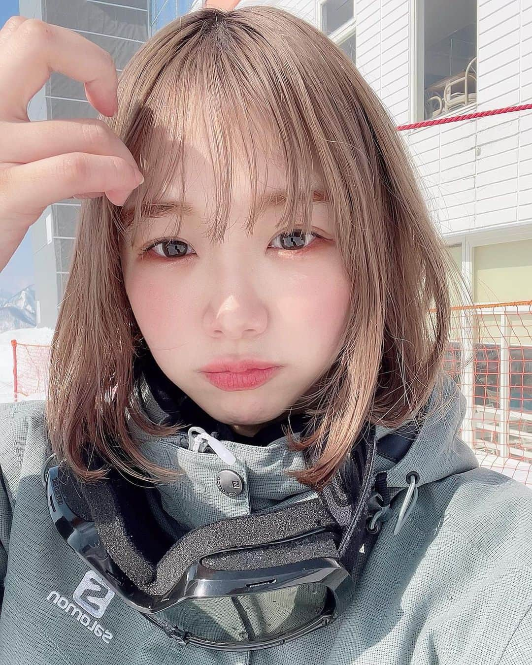 きりまるさんのインスタグラム写真 - (きりまるInstagram)「. 人生初のスノボいった🏂☁️  こんなに雪を見たのも生まれてはじめてで 本当にずっと心がときめいてた、、、 雪国に住むみんなは、いつもこんな素敵な 風景の中過ごしてるのかい？ 素敵すぎる😿🤍  お初の新潟県でした〜！お邪魔しました🍙♡ あまりに素敵なところで空気が綺麗すぎて 肺にたくさん限界まで詰め込んで帰りましたぜ  お米が美味しすぎて、塩むすび もってかえってきた。わぁあぁあ  九州にずっと住んでた身からすると 雪は本当に新鮮すぎて、夢の国にきた みたいな感覚でずーっと眺めてたかった。 素敵なところやった〜☃️ . .」2月14日 20時28分 - kirimaruuu