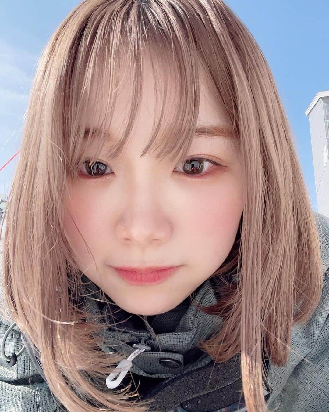 きりまるさんのインスタグラム写真 - (きりまるInstagram)「. 人生初のスノボいった🏂☁️  こんなに雪を見たのも生まれてはじめてで 本当にずっと心がときめいてた、、、 雪国に住むみんなは、いつもこんな素敵な 風景の中過ごしてるのかい？ 素敵すぎる😿🤍  お初の新潟県でした〜！お邪魔しました🍙♡ あまりに素敵なところで空気が綺麗すぎて 肺にたくさん限界まで詰め込んで帰りましたぜ  お米が美味しすぎて、塩むすび もってかえってきた。わぁあぁあ  九州にずっと住んでた身からすると 雪は本当に新鮮すぎて、夢の国にきた みたいな感覚でずーっと眺めてたかった。 素敵なところやった〜☃️ . .」2月14日 20時28分 - kirimaruuu