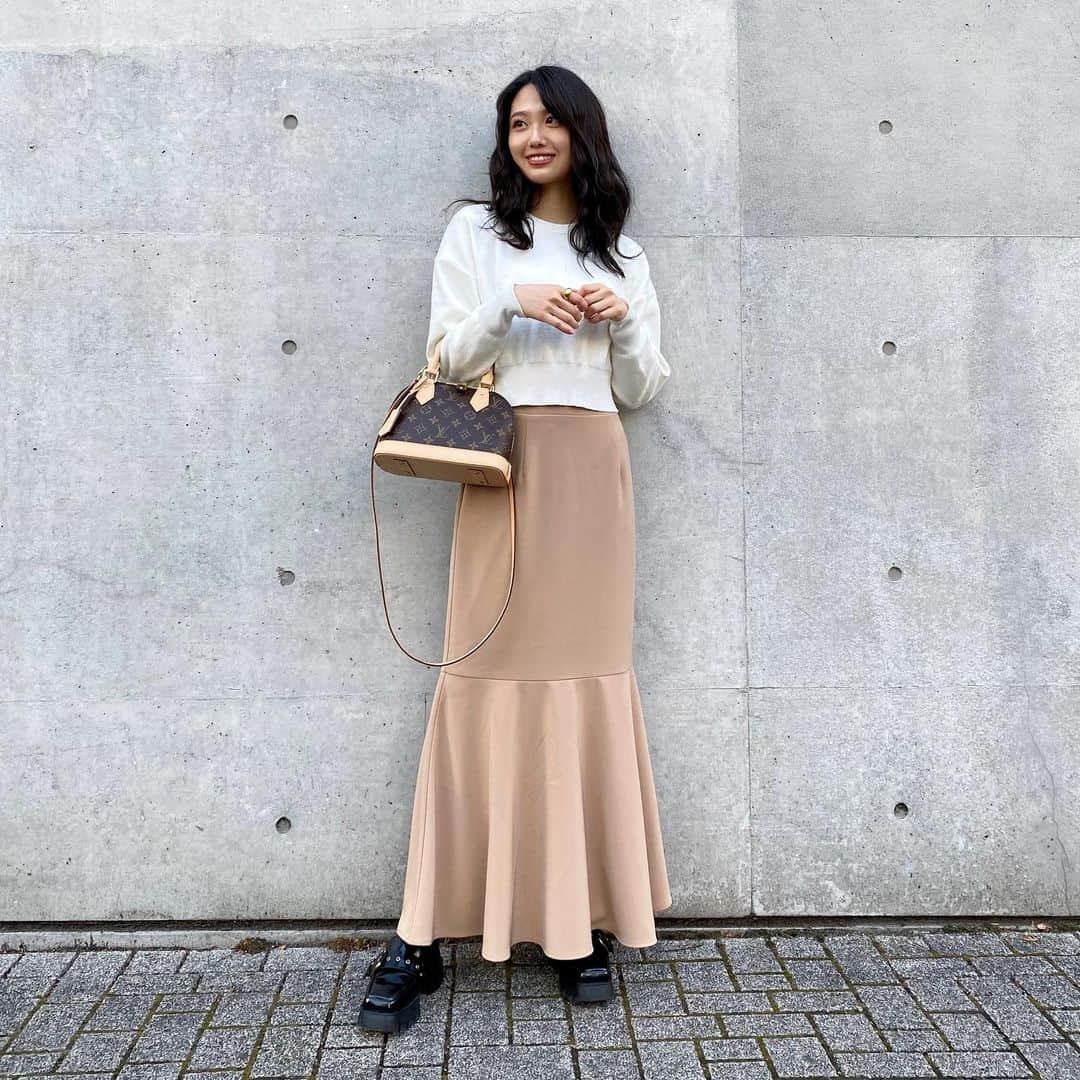 藤江萌さんのインスタグラム写真 - (藤江萌Instagram)「Happy Valentine's Day🍫  tops : @vis_jp  skirt : @acka_official  shoes : @charleskeith_jp  bag : @louisvuitton   皆さんどんな1日でしたか？  私はお仕事から帰って、YouTubeの編集中✌︎ すごくいい動画やから、 早く皆さんにみてもらいたいです〜🎤🤎  2枚目は質問返しのサムネ候補笑  #コーデ #ファッション #ファッションコーデ #マーメイドスカート #ヘアカラー #ヘアアレンジ #ヘアカラートレンド #藤江萌 #ootd #acka #vis #louisvuitton #charlesandkeith #japanesegirl #photography #youtube」2月14日 21時30分 - fujie_moe_official