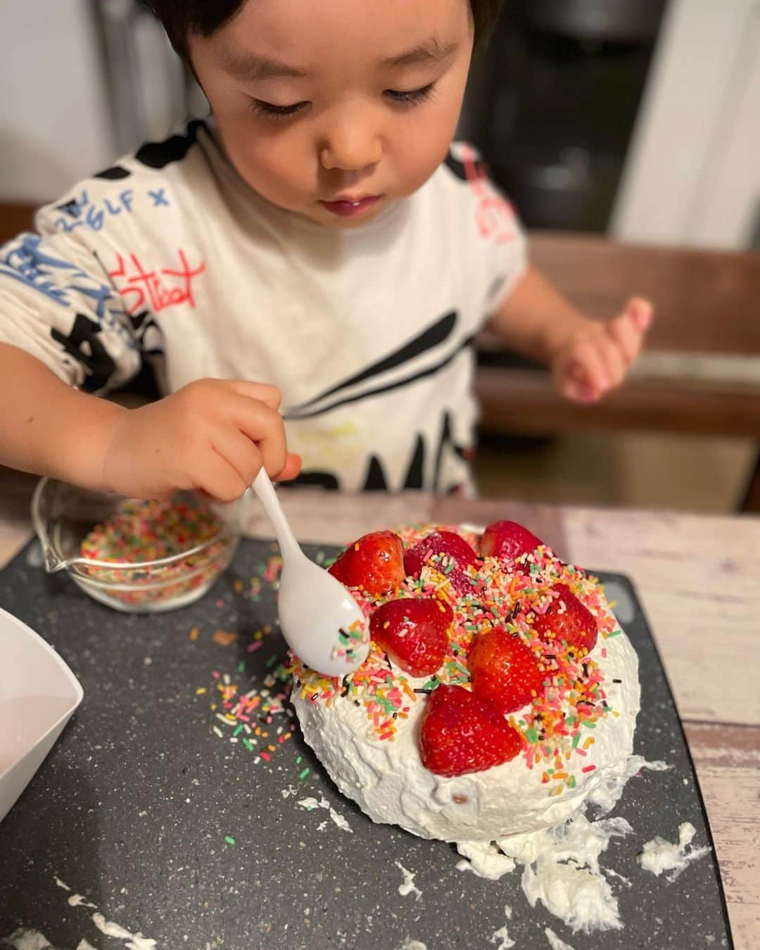 佐倉真衣さんのインスタグラム写真 - (佐倉真衣Instagram)「Valentine’s Day🍓 息子とケーキ作り。  もう自由に好きにやっちゃっていいよ！と言ったのでぐちゃぐちゃ覚悟してたけど、ちゃんと丁寧に作ってた🤣👏 真面目だね！笑 可愛いケーキの出来上がり🌈 パパ喜んでくれて良かったね💮 . 生地は時間なくて炊飯器で作ったので色々丸いのです😅 #valentine #ケーキ作り #真面目な息子 #男の子ママ #バレンタイン #もう毎年のバレンタイン息子に任せよっと」2月15日 0時04分 - maitanaka20