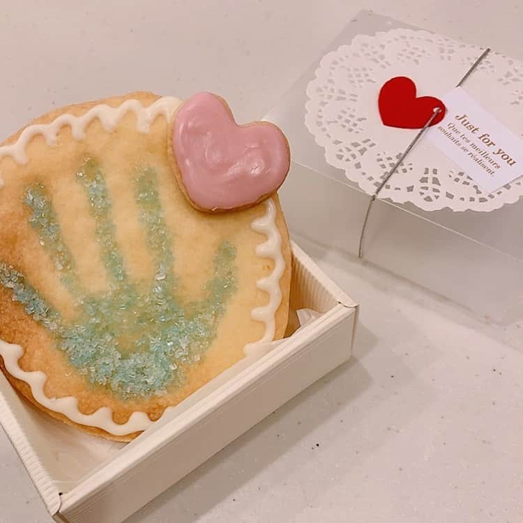 安藤麻貴さんのインスタグラム写真 - (安藤麻貴Instagram)「Happy valentine's day💝  今年のバレンタインは、ベビの手形クッキーを贈りました☺️ ベビを寝かしつけたあと、本人の横で黙々とクッキー焼いてるのシュールだったな😇 結婚して一緒に住んでたらそんなもんか🤔  思ったよりベビにゃんのおててが成長していて、用意した箱に入りませんでした😇爆  伸ばしたクッキー生地にラップをかけて、その上からベビの手をギュギュッとして型をとったよ☺️ 初めて使うレシピだったのでどんな感じで膨らむか分からず、焼いたら手形が消ないか心配だったので、お家にあった色付きのザラメを手形の上から乗せて焼きました☝️(先に余った生地で試し焼きしてザラメの溶け具合も確認したよ♡) 結果、大成功❣️ カラーザラメいい仕事してくれたなぁ☺️💖  手形1個しか取れなかったから焼くときドキドキしたー😂  #バレンタイン #valentine #手形クッキー #あかちゃんのいる生活 #べびすたぐらむ #まますたぐらむ」2月15日 0時54分 - maki_nyan_3