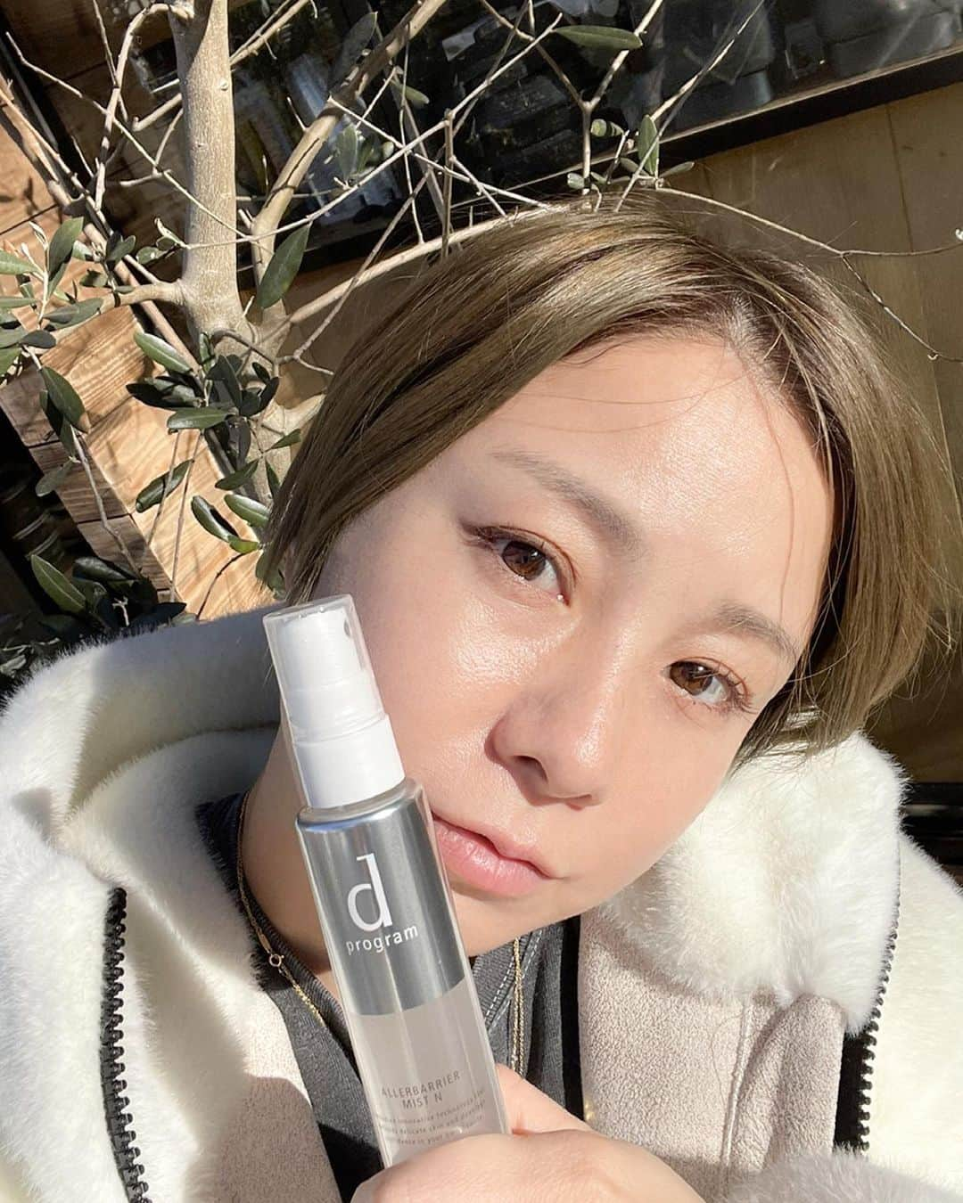 田中美保さんのインスタグラム写真 - (田中美保Instagram)「今年もそろそろあの季節😳 春は大好きなのにムズムズカサカサ…で少しテンション⤵︎ ｄ　プログラムのアレルバリアを使ってみることに♡ ｄ　プログラムは化粧水や乳液など昔からメイクさんが使っていたり 自分でも基礎化粧品として使用した事もあり好きな化粧品の一つでもあります👍 ｄ　プログラムのアレルバリアは 【花粉等の微粒子汚れから肌を守るミスト状化粧水】 と言う事でこの季節にありがたい商品♡♡♡ 私は化粧前や外出時の乾燥や肌のムズムズが気になる時に使用してみました！！ 美容液効果なのか保湿力も◎ 化粧後にシュっと手軽に使えるのもいいですね🤔 フィックスミスト効果があるので化粧ノリや化粧もちもアップするみたいです♡ 何と言っても化粧水がミストってところが使いやすくお気に入り！！ 大きさもカバンにヒョイと入れて持ち運びやすいとこもいい🙆🏼‍♀️ 化粧前にも化粧後にも使っているのでバリアされてる感がすごくあり心強いです🥺 花粉の季節はアレルバリアして乗り切るぞー👍 @dprogram_ofc   #アレルバリア #花粉対策 #ミスト化粧水 #フィックスミスト #スキンケア #肌荒れケア #dプログラム #Sponsored」2月15日 9時49分 - miho12tanaka