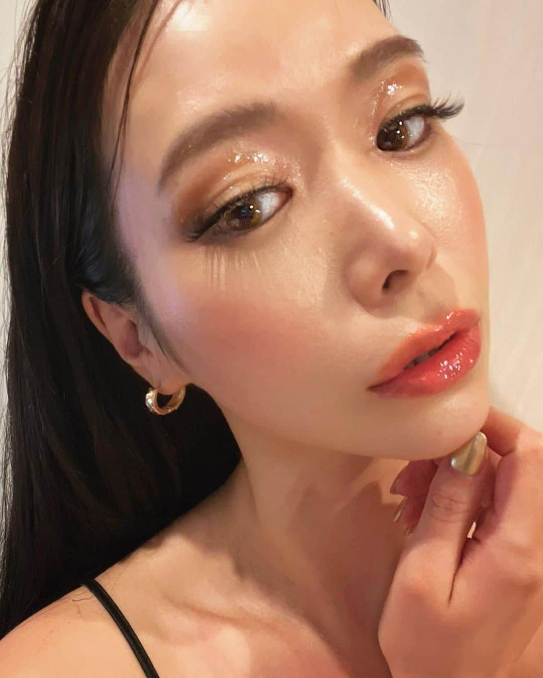 紅蘭さんのインスタグラム写真 - (紅蘭Instagram)「Glossy makeup💄✨ ツヤツヤメイクして頂きました！  お陰様でカーターさんは無事に手術 を終えました！ あとは結果を待つのみです！ 皆様カーターへ沢山の応援メッセージ ありがとうございました😭 皆様からの愛がいっぱい 伝わりました❤️ そしてこんなにも沢山の方に カーターが愛されているんだと 気付かされました！ 私から言わせて、 本当にありがとう🐶  本日、カーター6才になりました❤️ いつもありがとう！愛してるよ！ my little boy❤️ 術後過ぎるので誕生日は改めて🎂  ↓BROSKYから報告です↓  🦋BROSKY美容液＋αMO🦋 冬仕様のBROSKY美容液は 再入荷決定！！  ◾️2月17日（木）朝9:00〜 　　　　　　　夜21:00〜  前回も数分で即完でしたので 絶対ゲットしたい方はお早めに😭 アラーム付けて⏰  ※月に1回のみの販売になります。 ※数に限りがあります。 ※期間限定商品になります。  #紅蘭 #brosky美容液  #brosky美容液＋αMO #broskyskincare」2月15日 19時36分 - kurankusakari