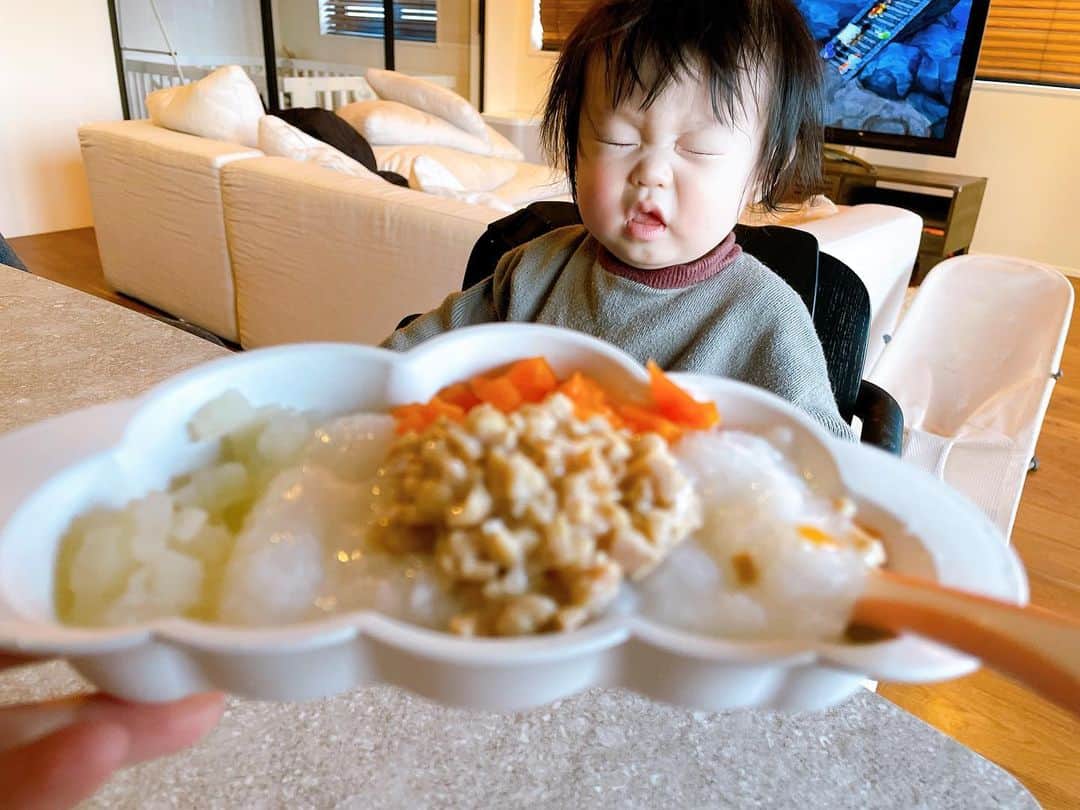 桃さんのインスタグラム写真 - (桃Instagram)「納豆が… 臭いのかな…？！😫  #わかるよ#たろ #生後9ヶ月 #離乳食 #ケツアゴ #後ろのテレビ画面は #ドラクエ5 #泣ける」2月15日 20時56分 - momo.official