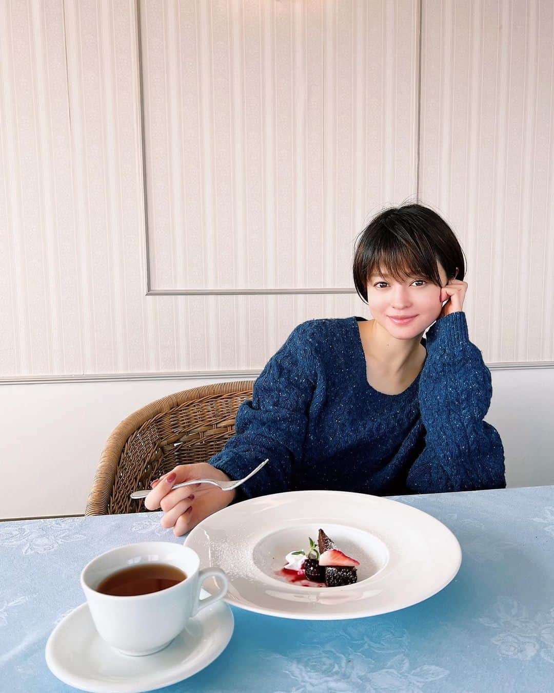 小林涼子さんのインスタグラム写真 - (小林涼子Instagram)「. 病院の時、いつも家族と行くレストランから 1日遅れのバレンタイン💝 チョコケーキが美味しくて 顔が真っ赤になる程笑って 元気がでます😚  肌荒れ気味なので、 野菜をたっぷり食べました 🥬 #家族時間 #なんで笑ったのかは忘れた #顔真っ赤 #バレンタイン」2月15日 21時15分 - ryoko_kobayashi_ryoko