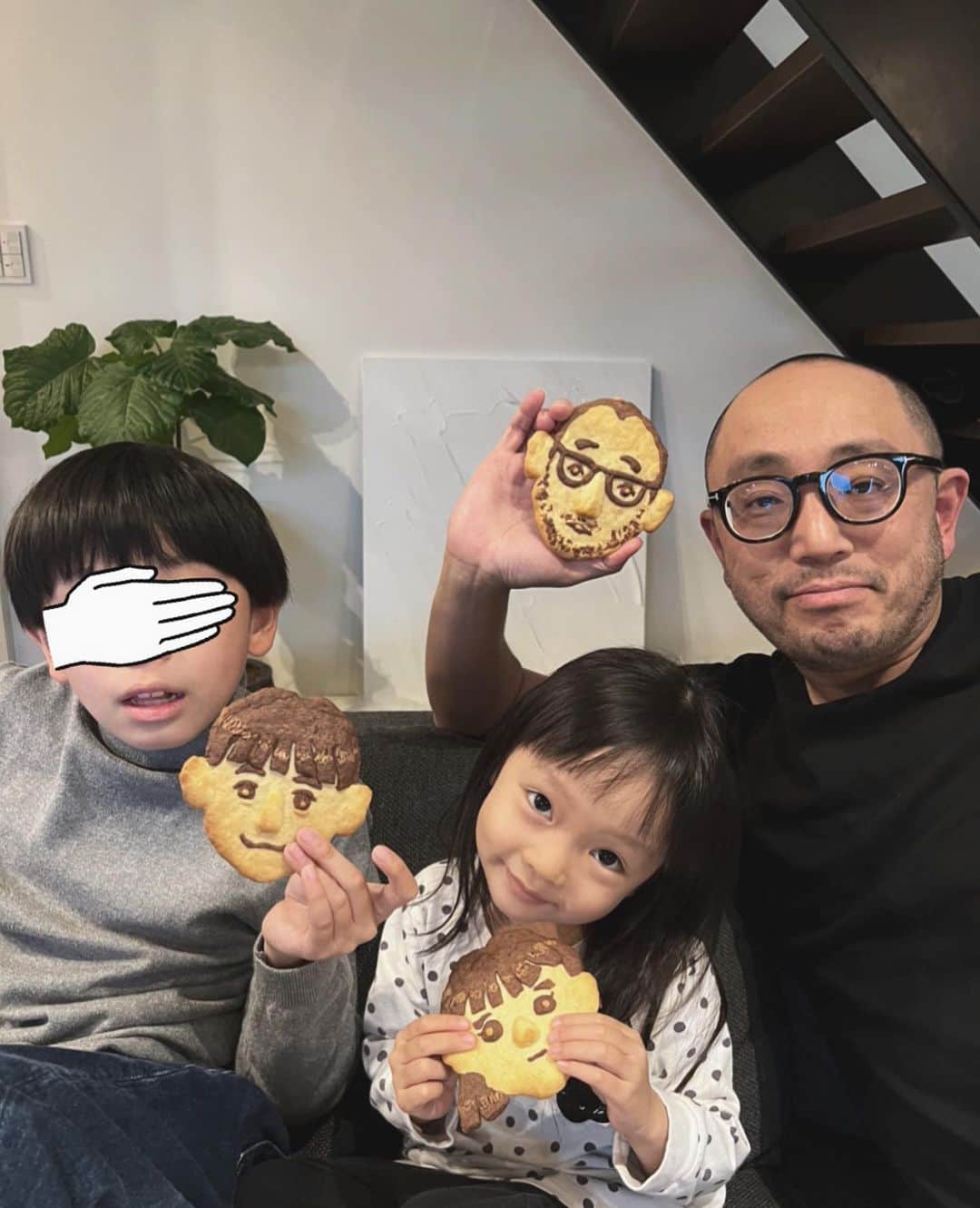 渡邊智子さんのインスタグラム写真 - (渡邊智子Instagram)「. 子供たちと バレンタインのクッキー作り🍪  久しぶりの似顔絵クッキーにしました。 毎回だけど、、 旦那さんの頭とメガネと眉毛ができるあたりから、 作りながら笑けてくる😂 #valentine」2月15日 21時42分 - _tomomon
